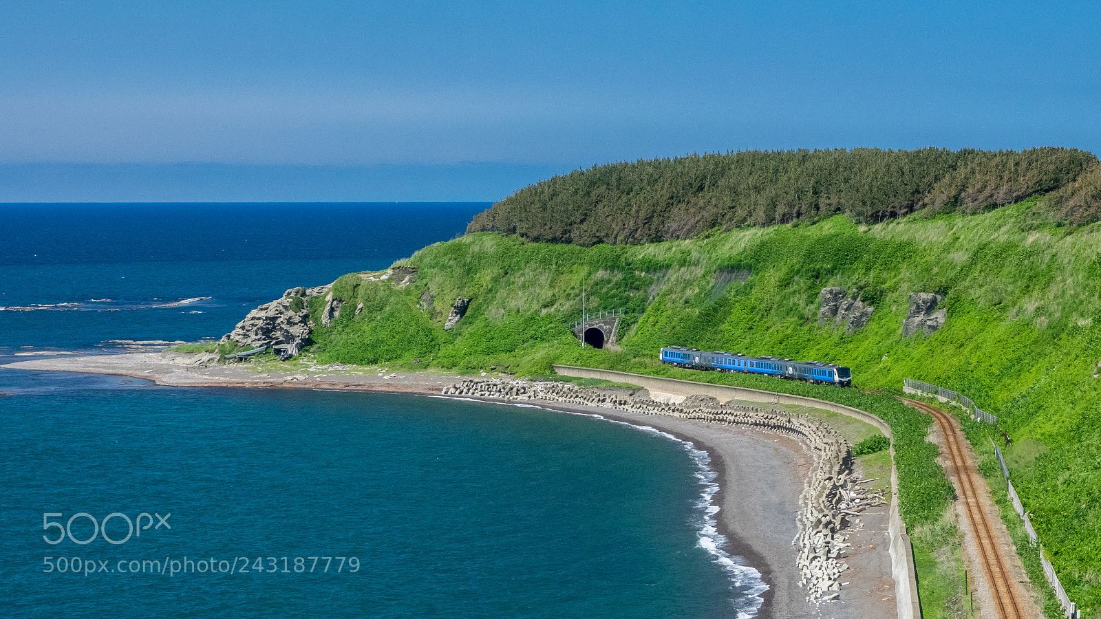 Olympus OM-D E-M1 sample photo. Seaside train photography