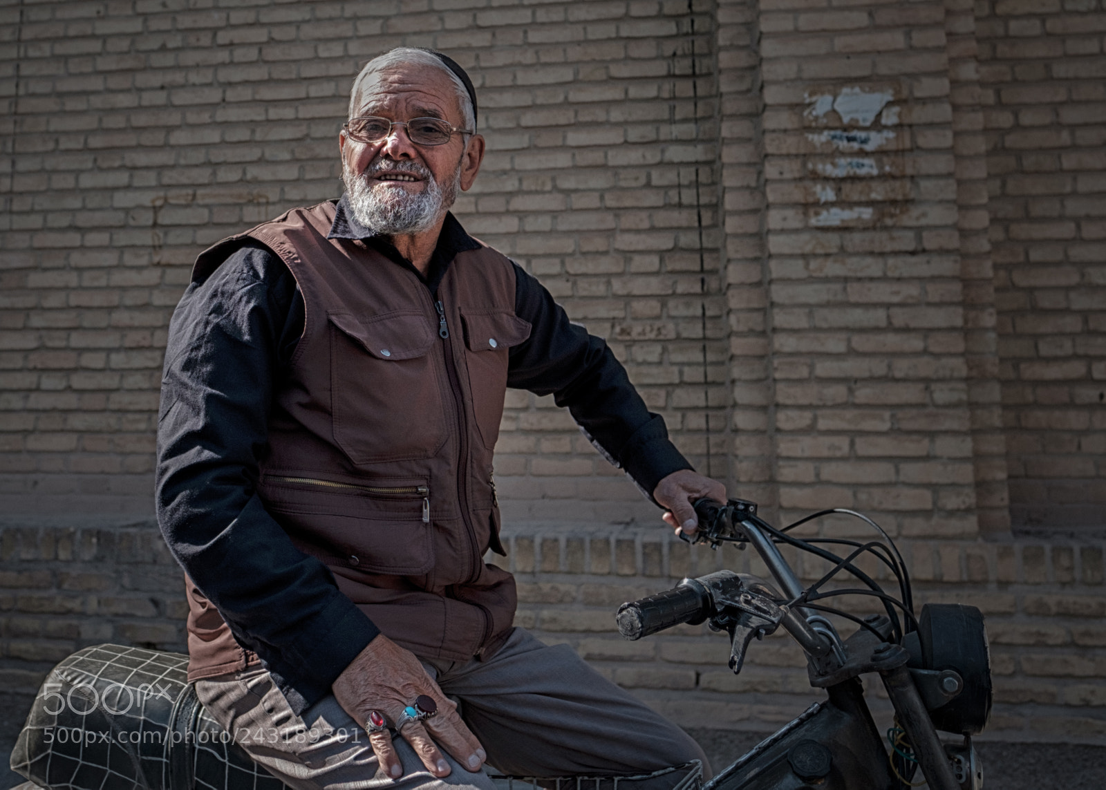Fujifilm X-Pro2 sample photo. Middle eastern motorcyclist photography