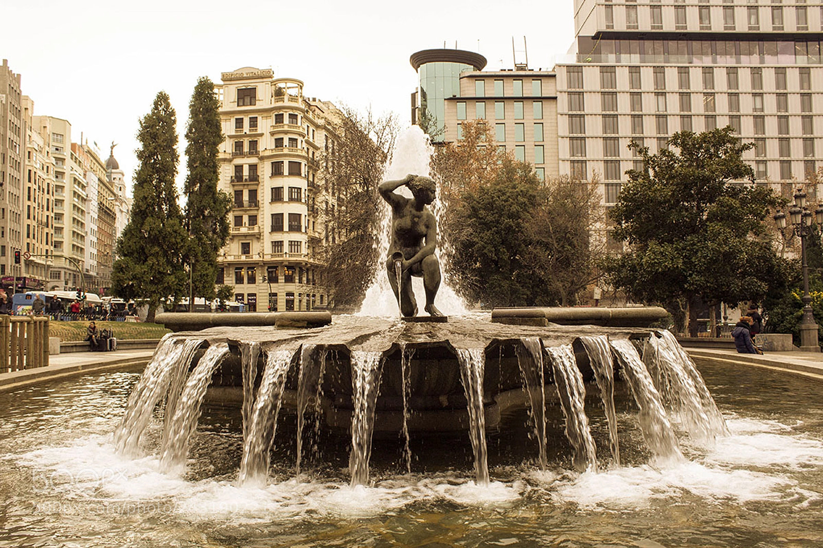 Canon EOS 1200D (EOS Rebel T5 / EOS Kiss X70 / EOS Hi) sample photo. Fountain at plaza de photography