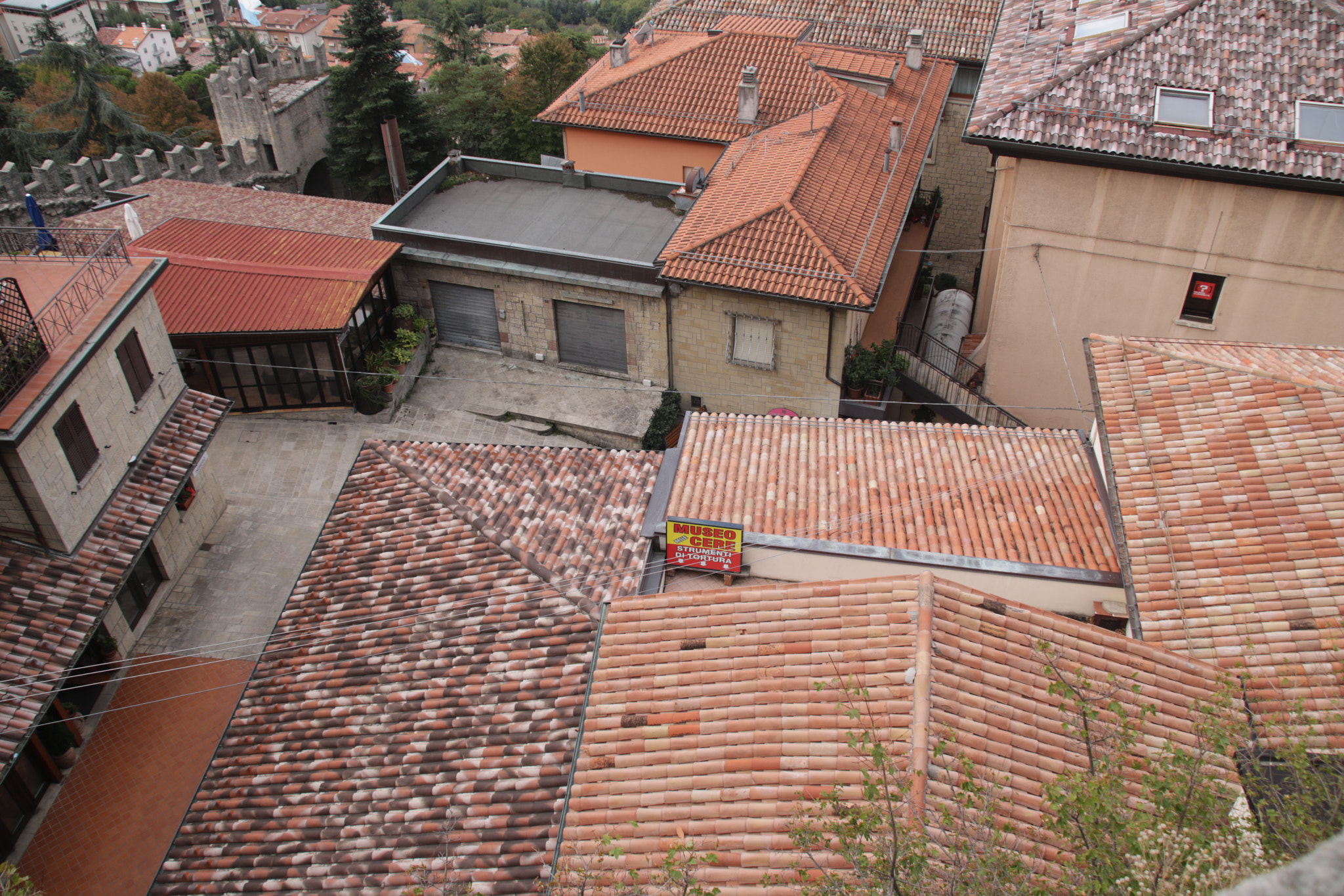 Canon EOS 760D (EOS Rebel T6s / EOS 8000D) + Sigma 18-200mm f/3.5-6.3 DC OS sample photo. Red tiled roofs photography