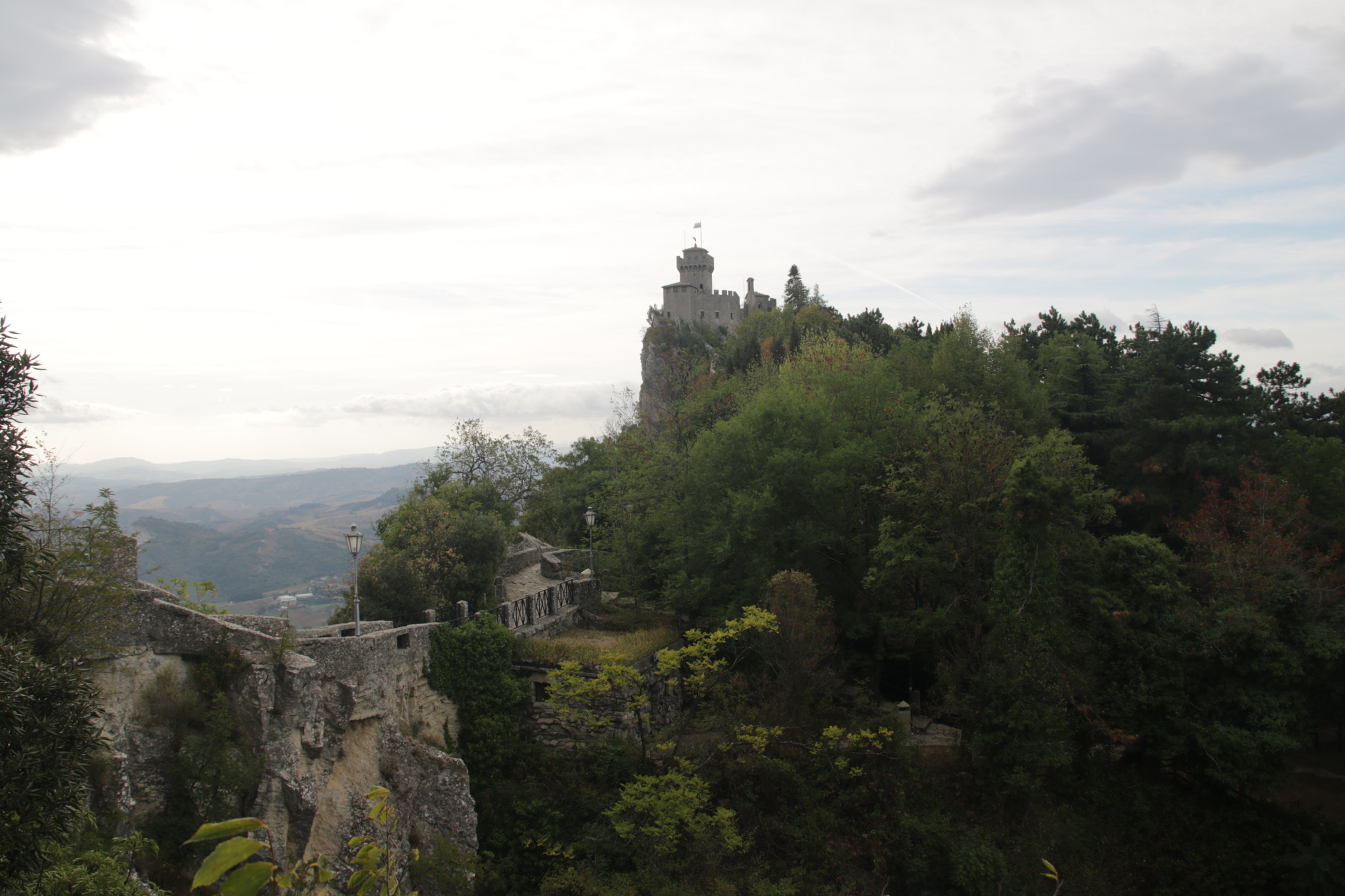 Canon EOS 760D (EOS Rebel T6s / EOS 8000D) + Sigma 18-200mm f/3.5-6.3 DC OS sample photo. Castle number 2 in san marino photography