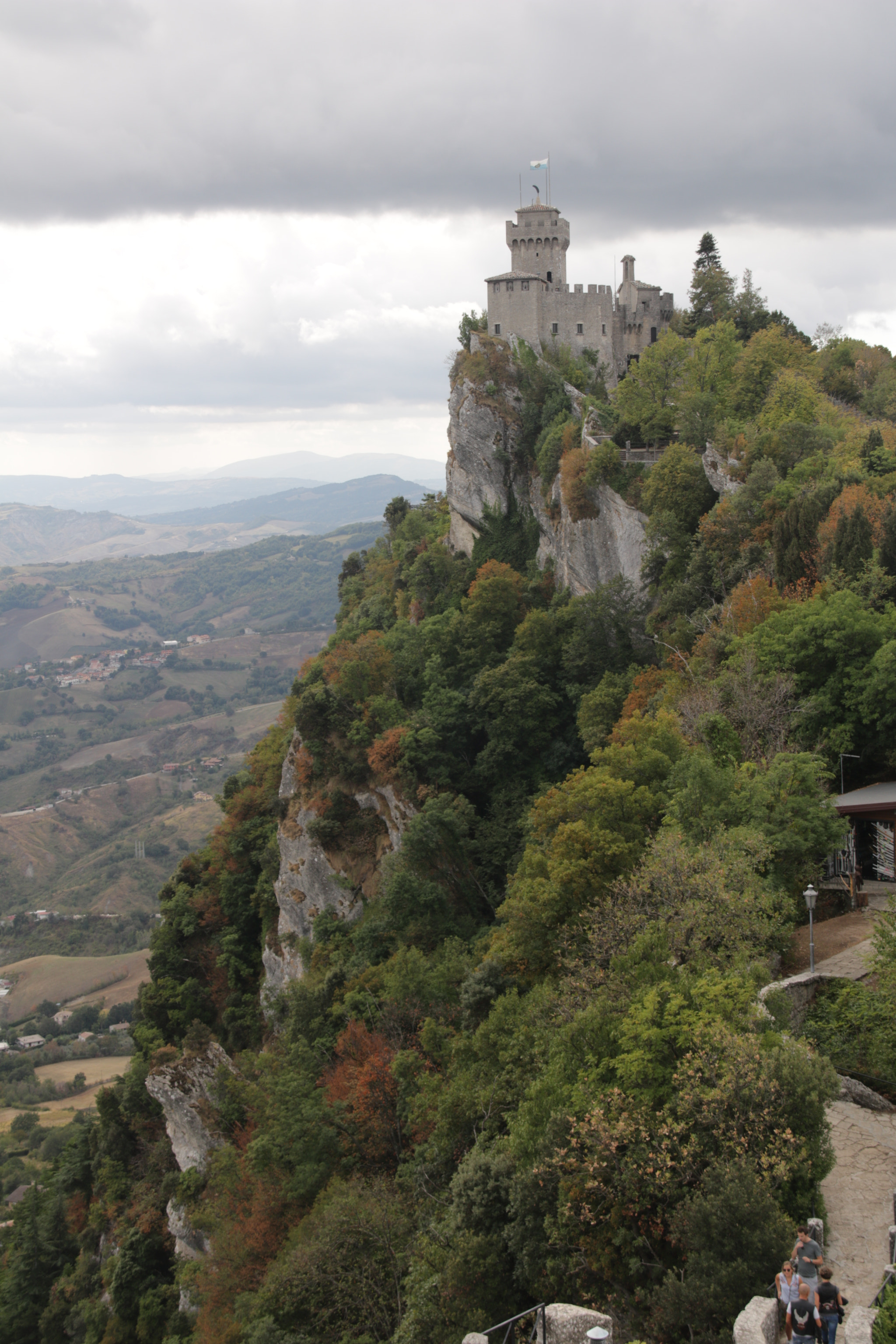 Canon EOS 760D (EOS Rebel T6s / EOS 8000D) + Sigma 18-200mm f/3.5-6.3 DC OS sample photo. The second castle, showing the cliffs photography