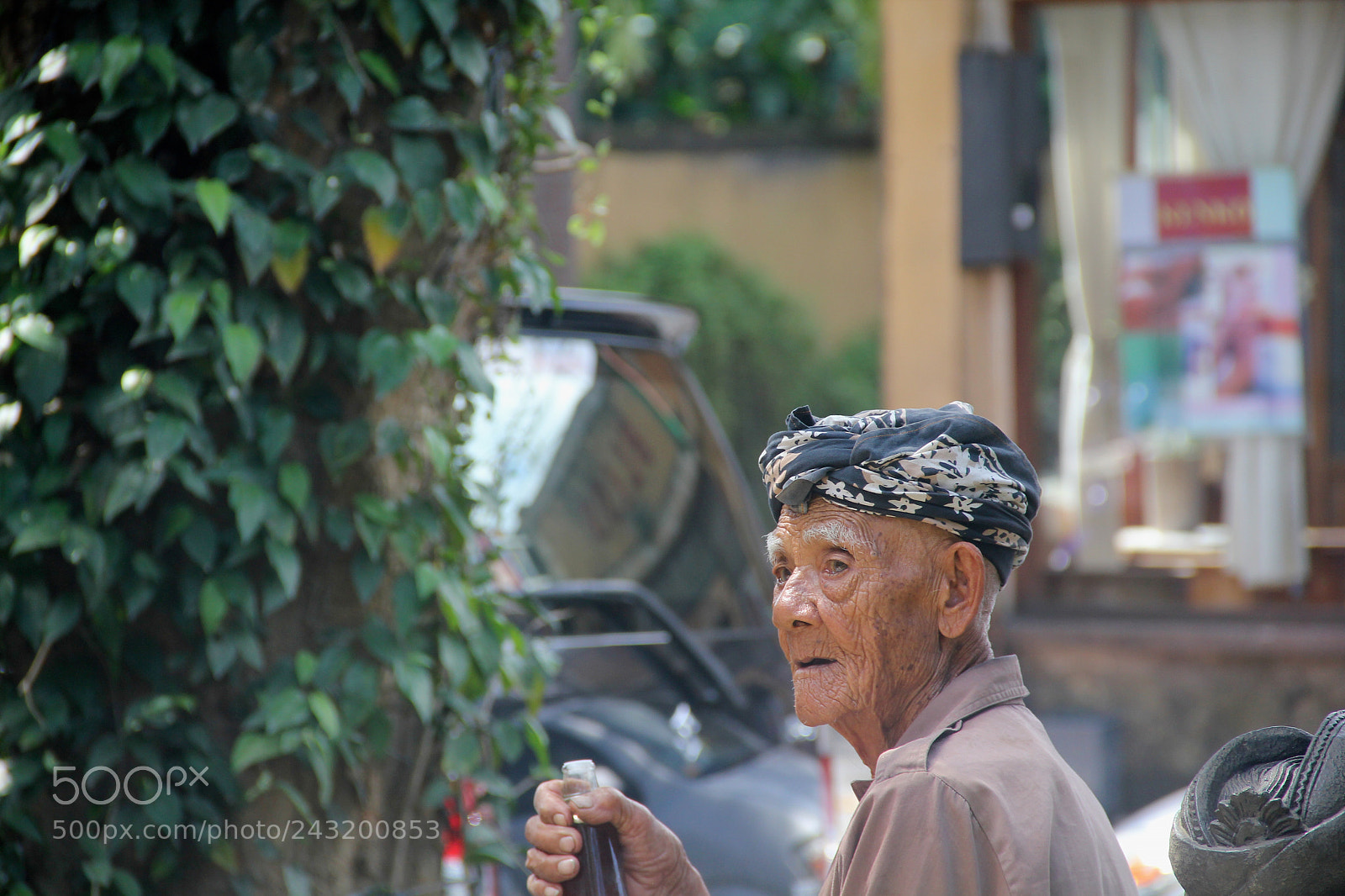 Canon EOS 550D (EOS Rebel T2i / EOS Kiss X4) sample photo. Old man in bali photography