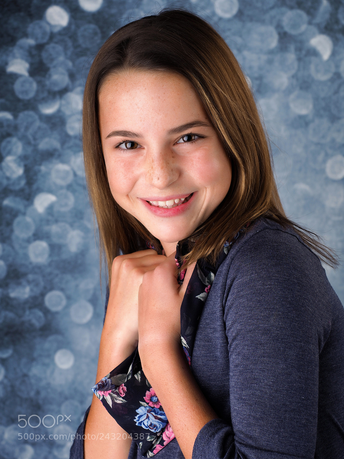 Olympus OM-D E-M1 Mark II sample photo. Fun tween headshot photography