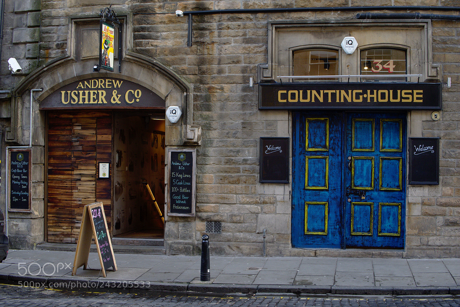 Olympus OM-D E-M1 sample photo. Pub in edinburgh photography