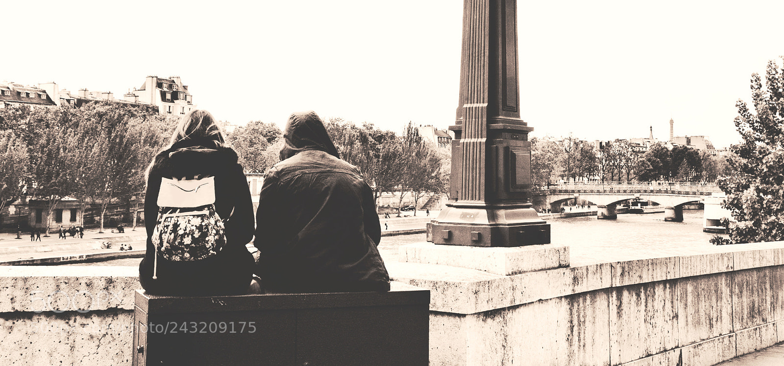 Nikon D40 sample photo. Paris. young couple. seine photography