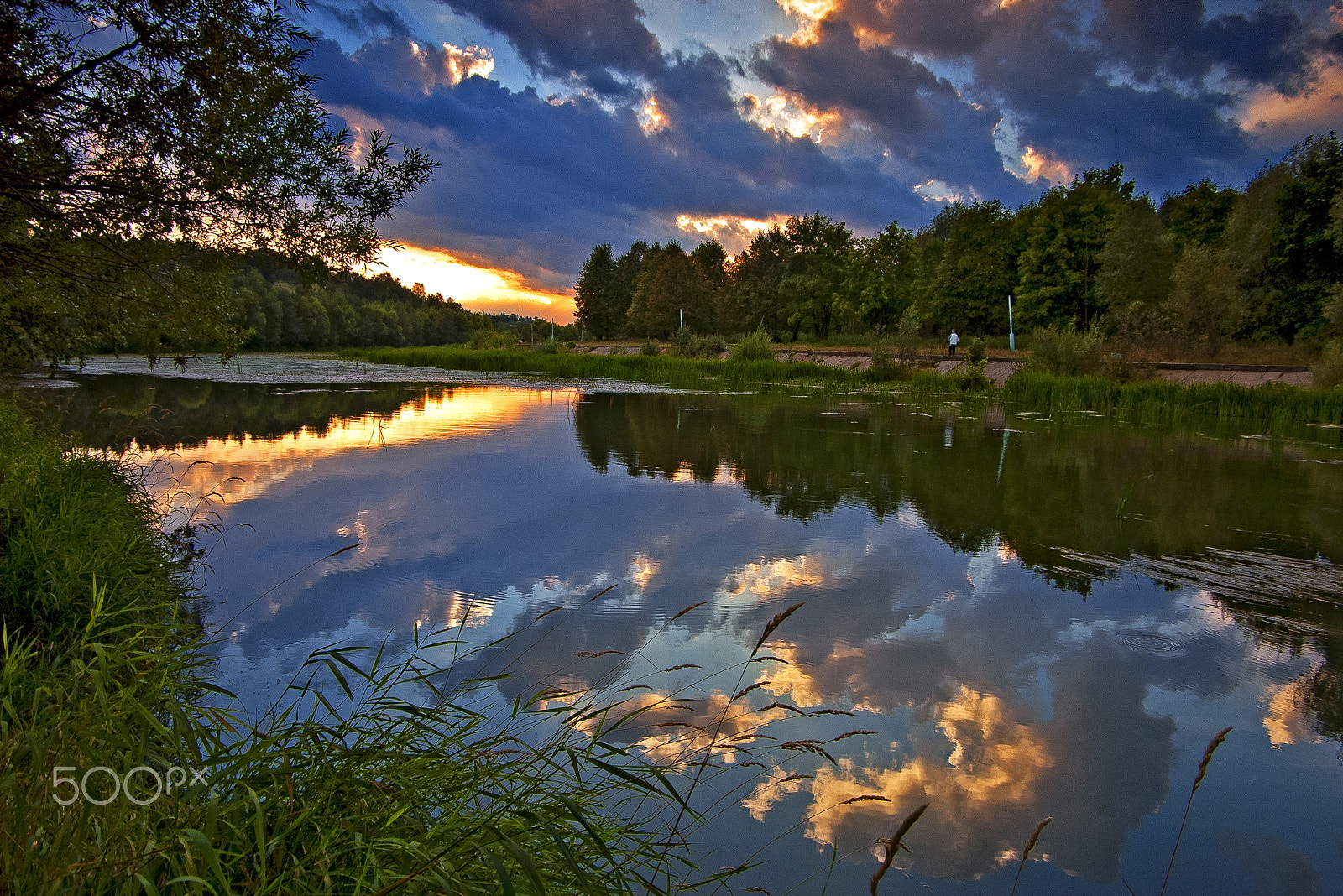 Pentax *ist D sample photo. Istra river on the threshold of autumn photography