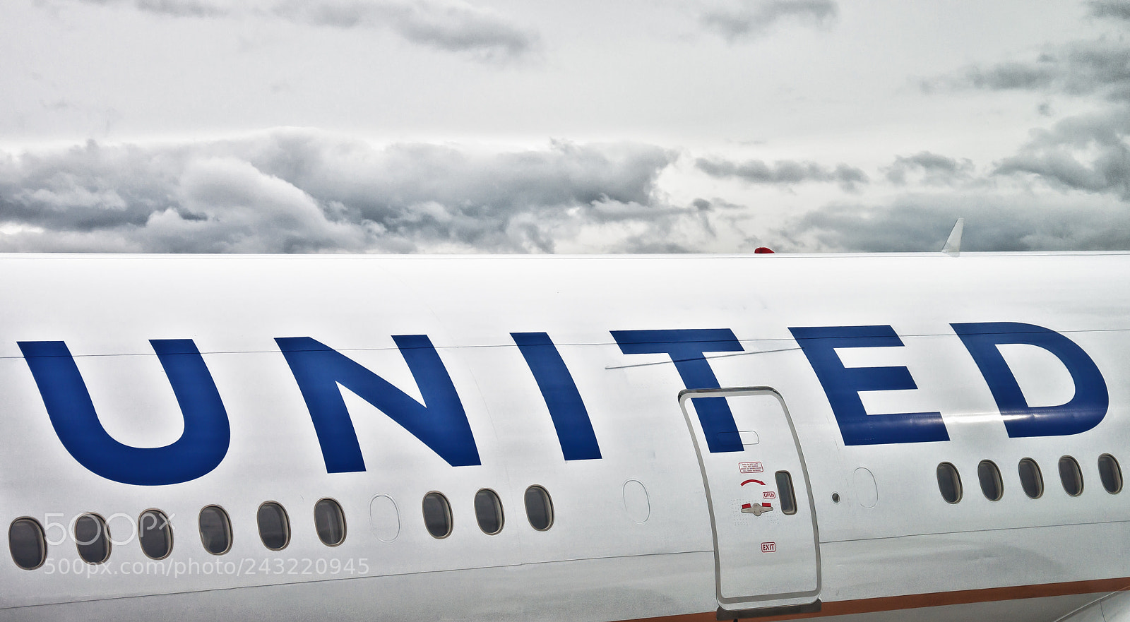 Nikon D90 sample photo. Ual 777 at iad photography