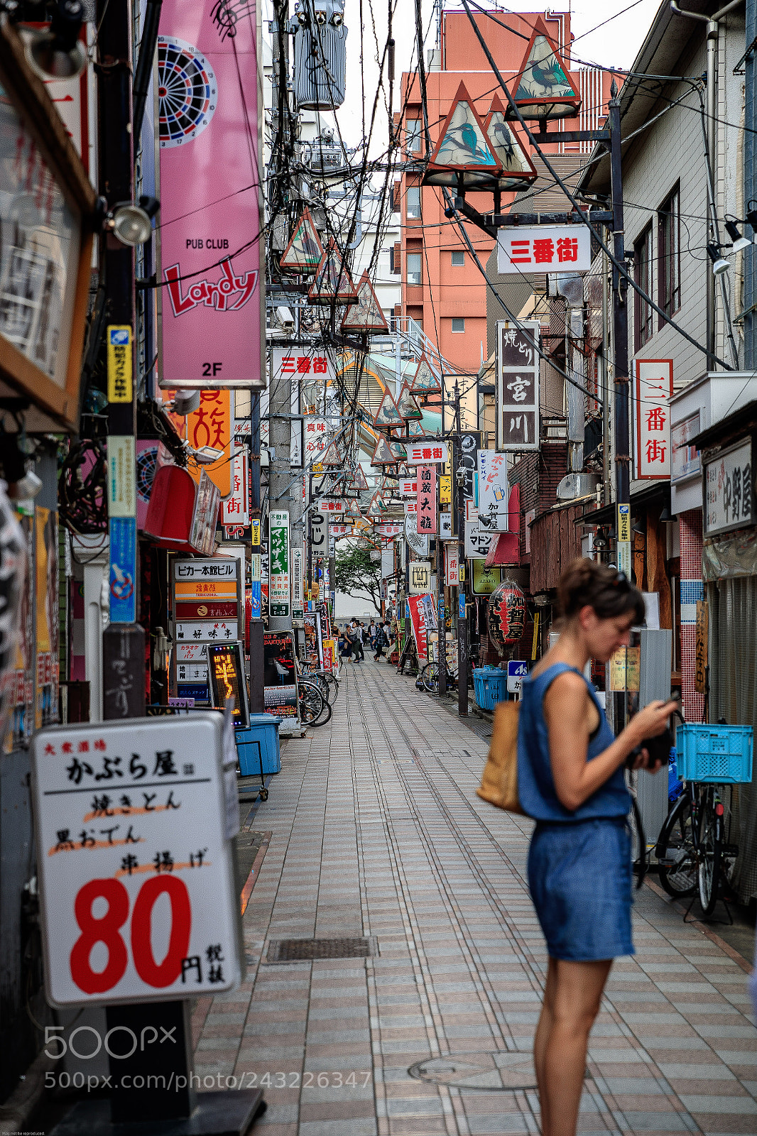 Canon EOS-1D X Mark II sample photo. Texting photography
