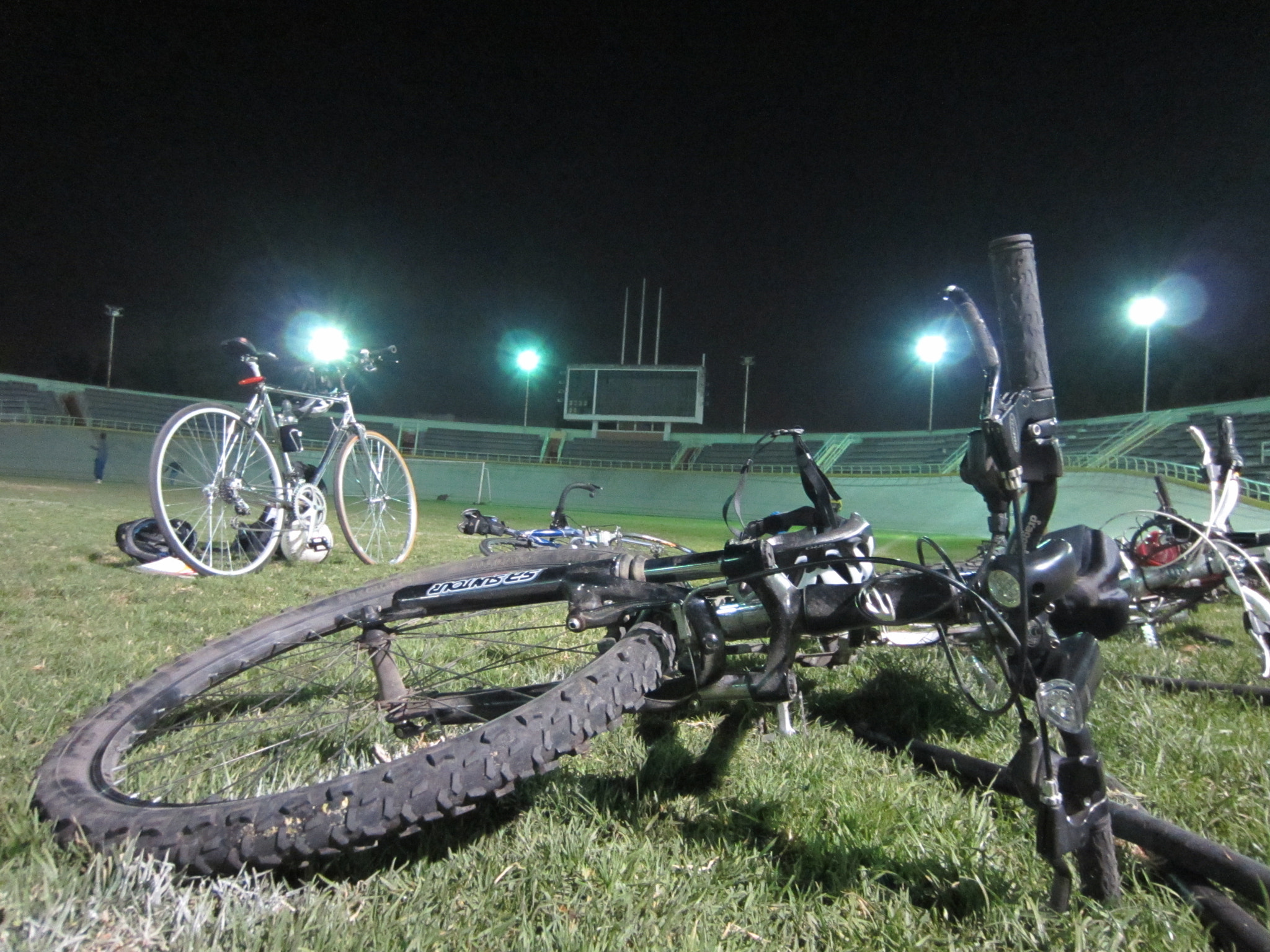 Canon PowerShot ELPH 300 HS (IXUS 220 HS / IXY 410F) sample photo. Bicycle thrown in the velodrome photography