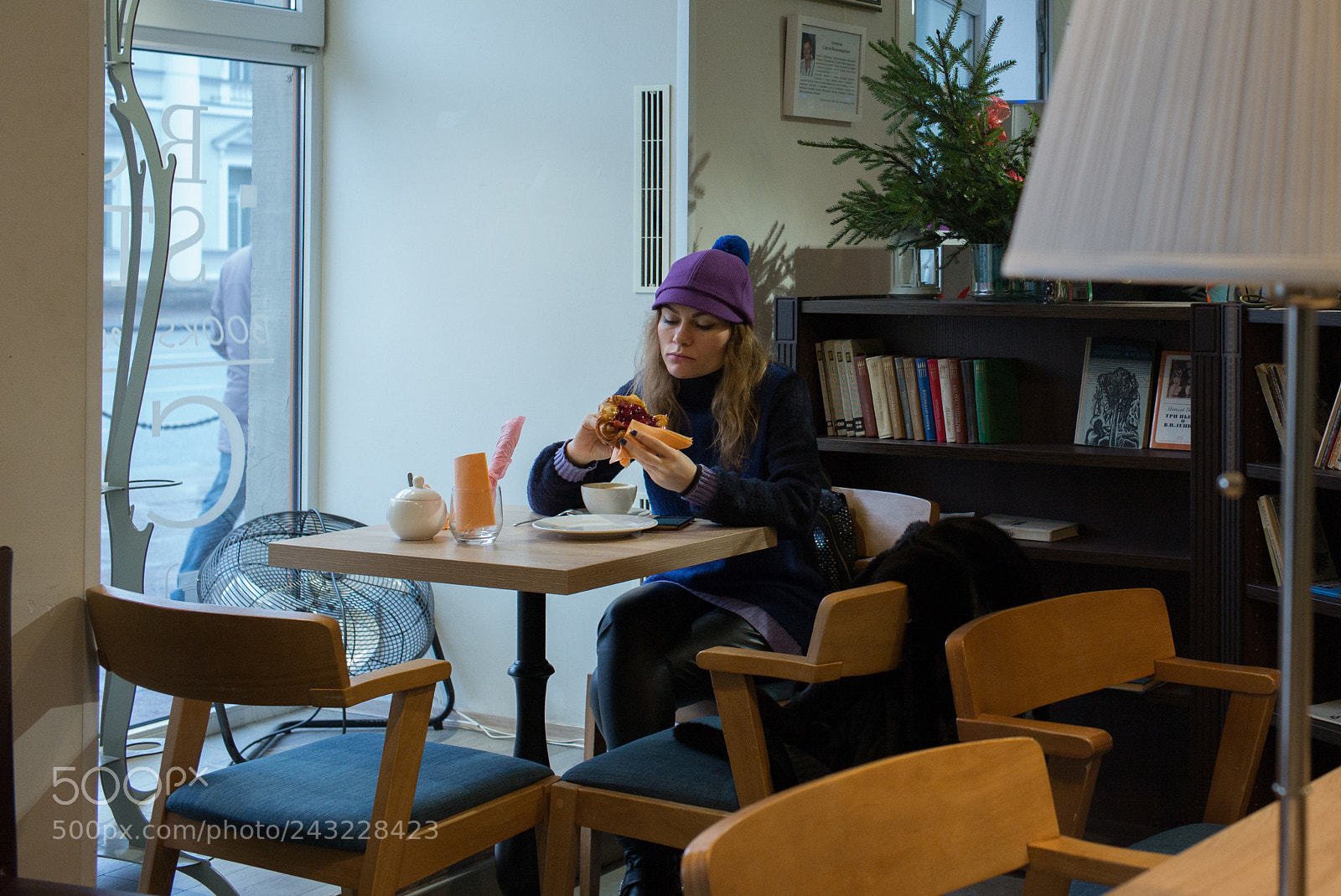 Leica M (Typ 240) sample photo. Breakfast at the bookshop photography