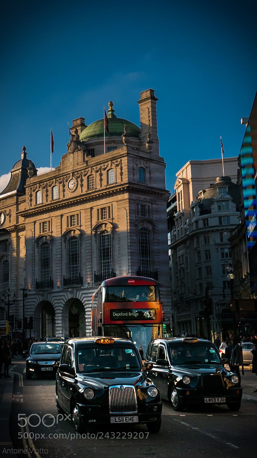 Leica D-Lux (Typ 109) sample photo. Piccadilly photography