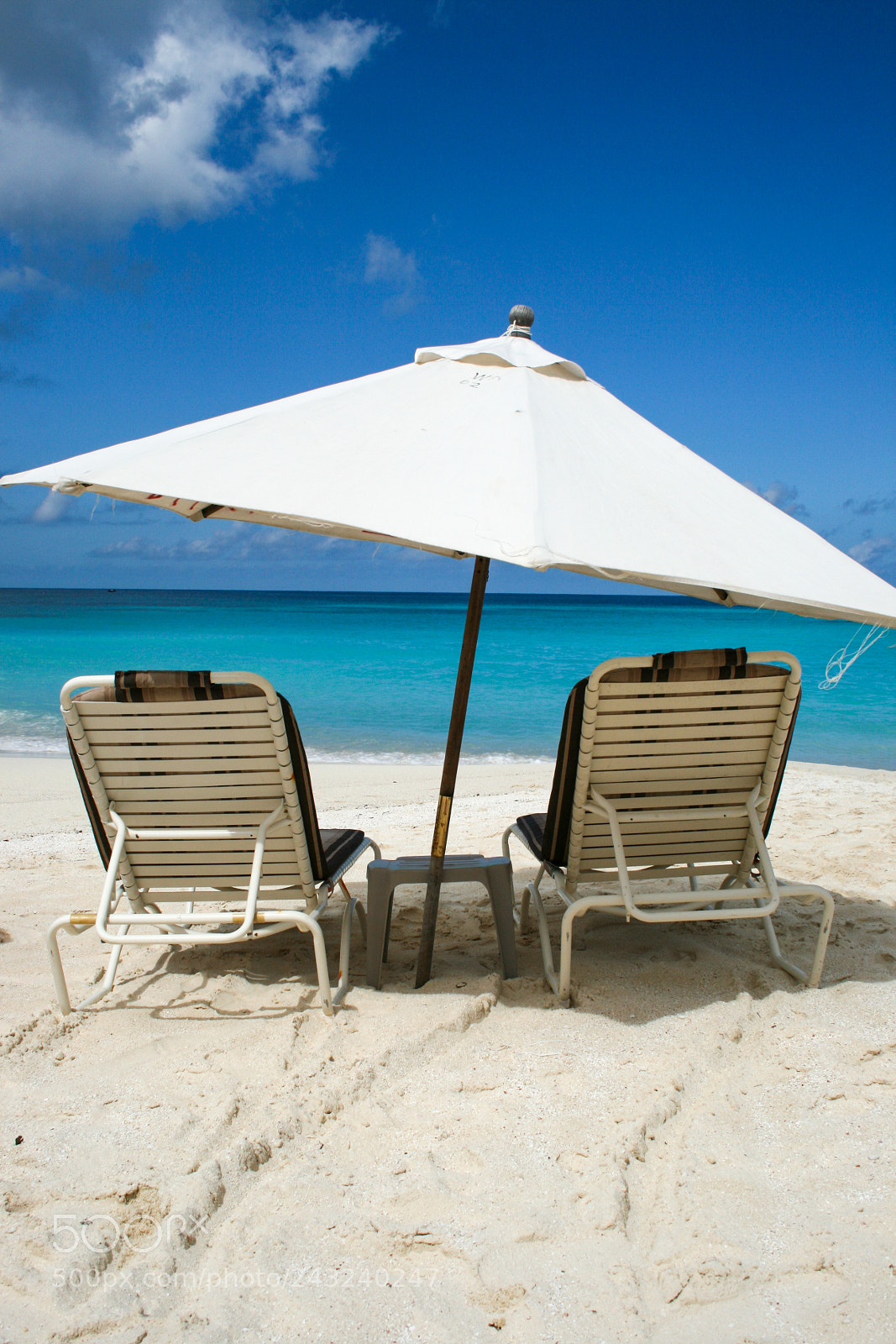 Canon EOS 400D (EOS Digital Rebel XTi / EOS Kiss Digital X) sample photo. Beach umbrella and chairs photography
