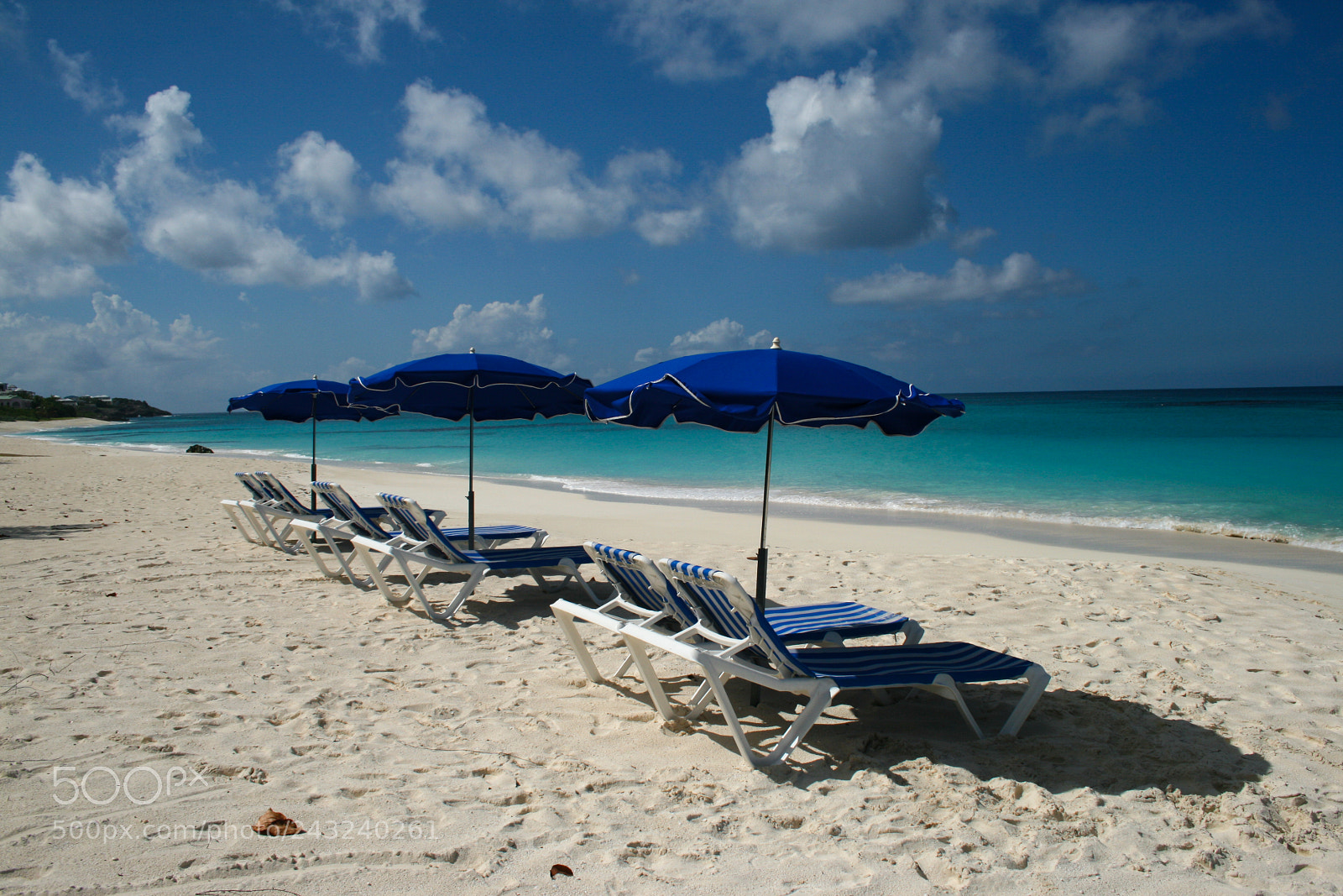 Canon EOS 400D (EOS Digital Rebel XTi / EOS Kiss Digital X) sample photo. Row of blue beach photography
