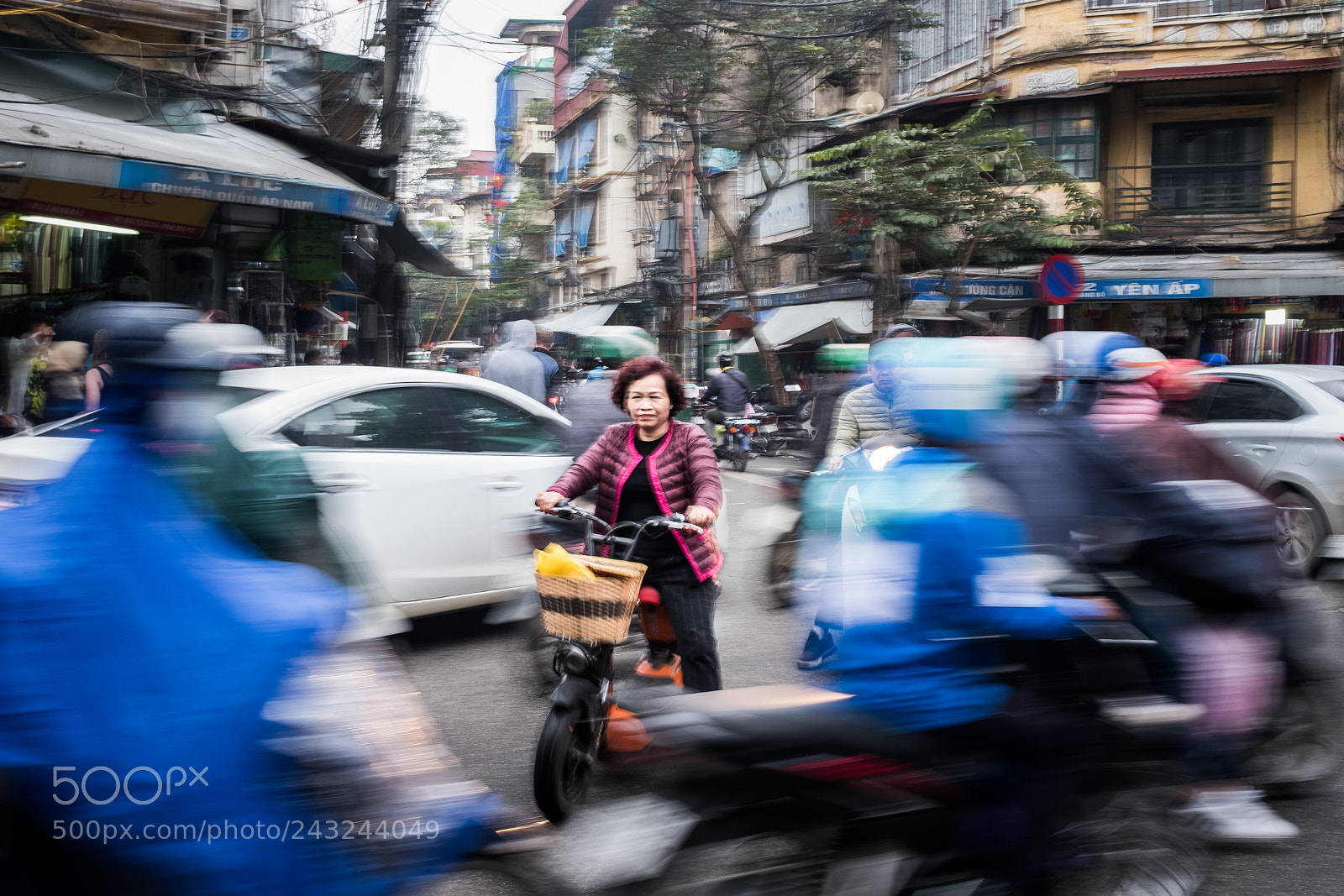 Fujifilm X100F sample photo. Crossing in hanoi. photography