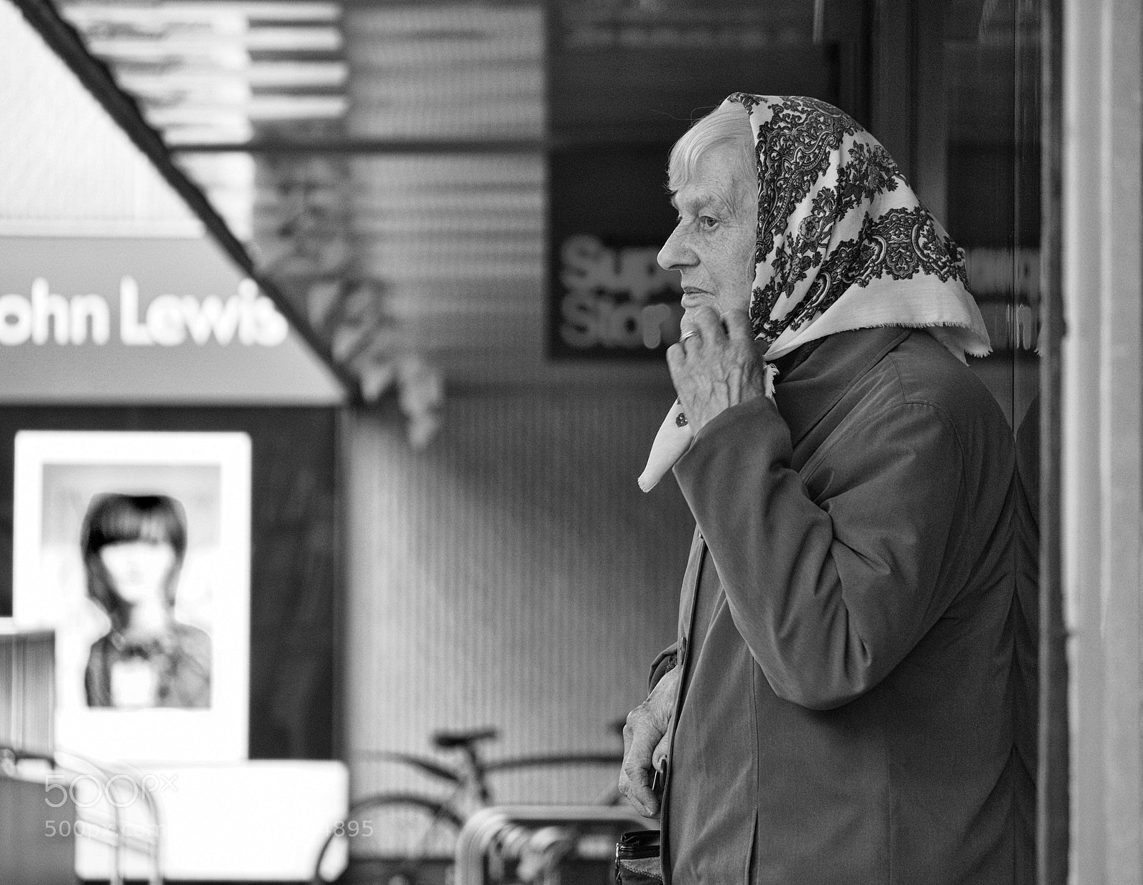 Olympus PEN E-PL7 sample photo. Bus stop photography