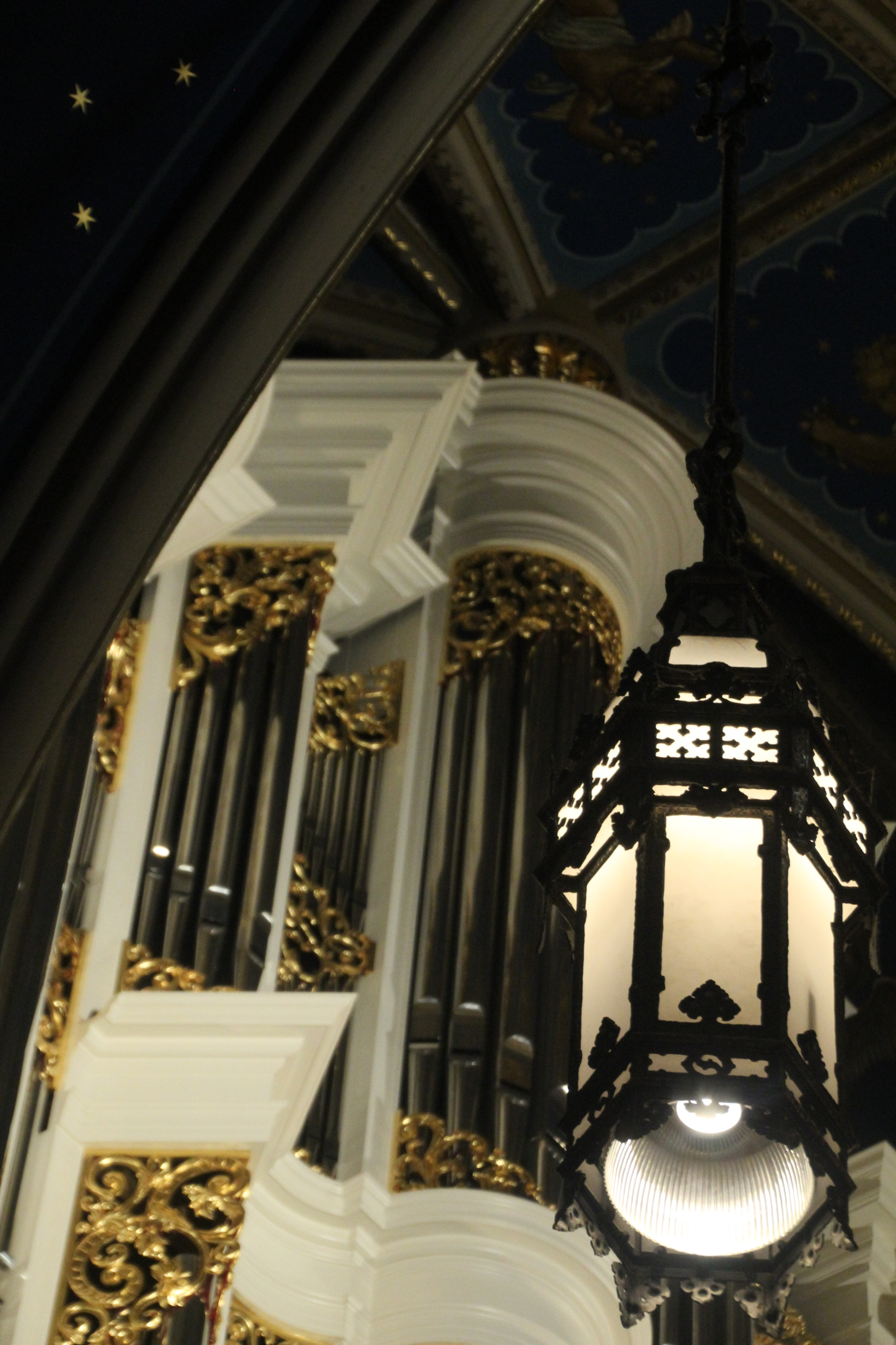 Canon EOS 1200D (EOS Rebel T5 / EOS Kiss X70 / EOS Hi) sample photo. Organ pipes and old light. 器官管和舊燈。 オルガンパイプと古い光。 photography