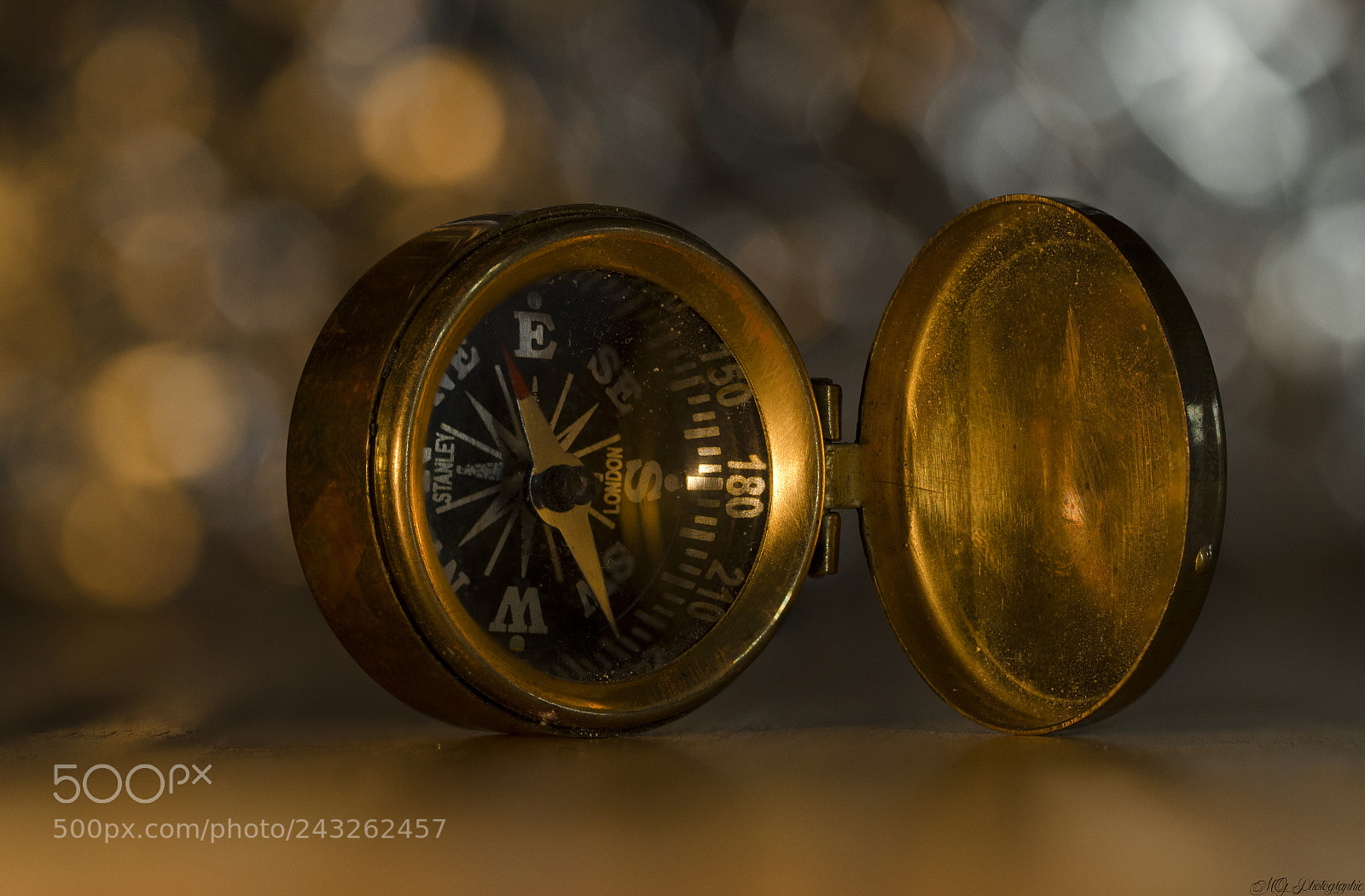 Nikon D5100 sample photo. La boussole photography