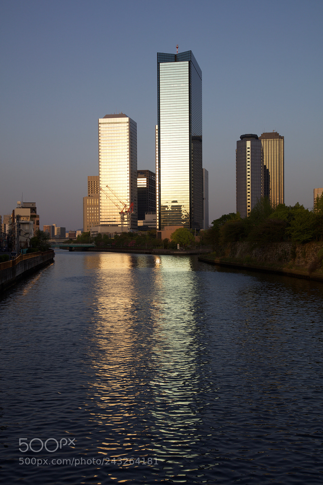 Canon EOS 5DS sample photo. Mirrored buildings photography