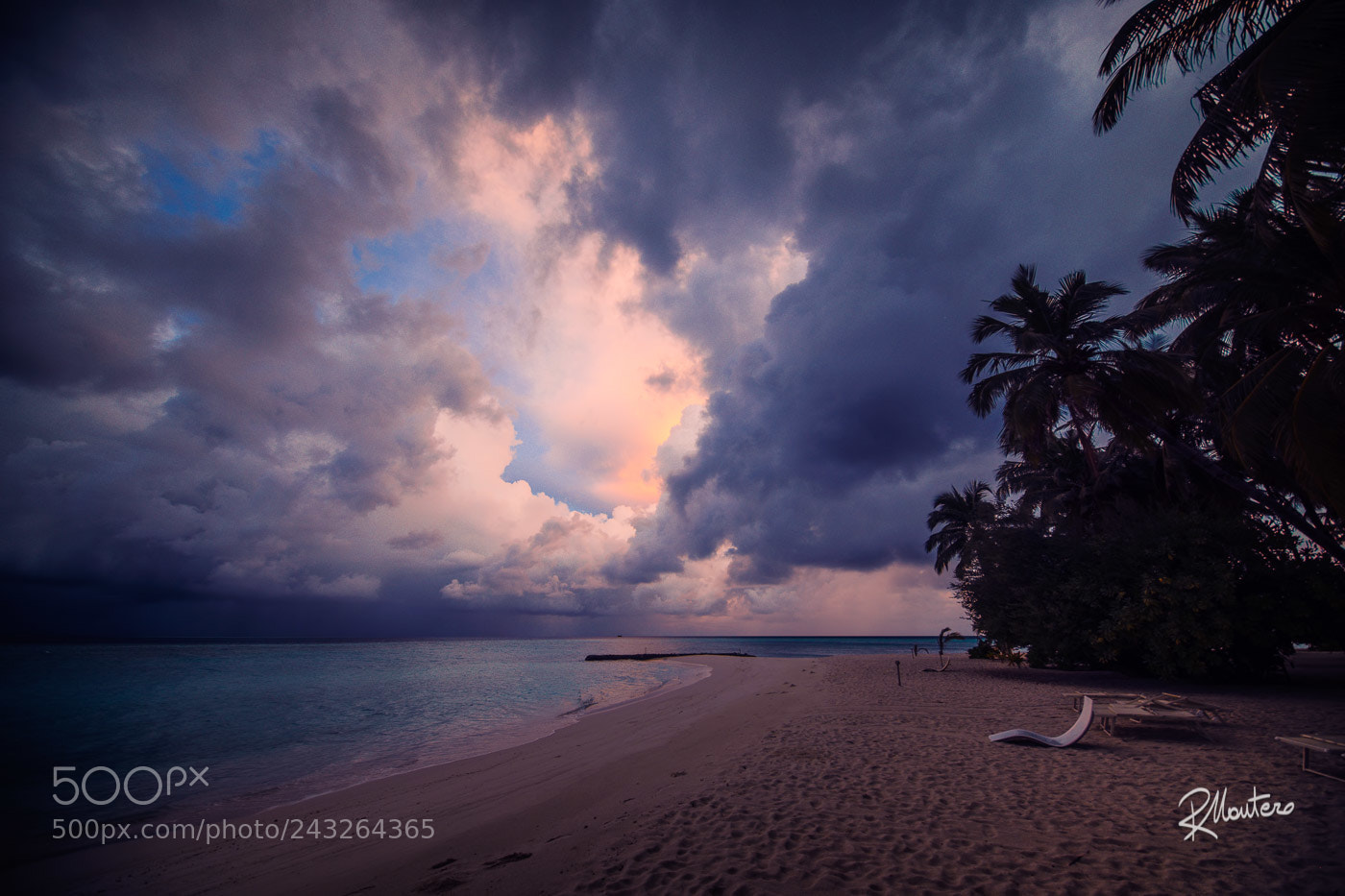 Nikon D810 sample photo. Maldivian storm photography