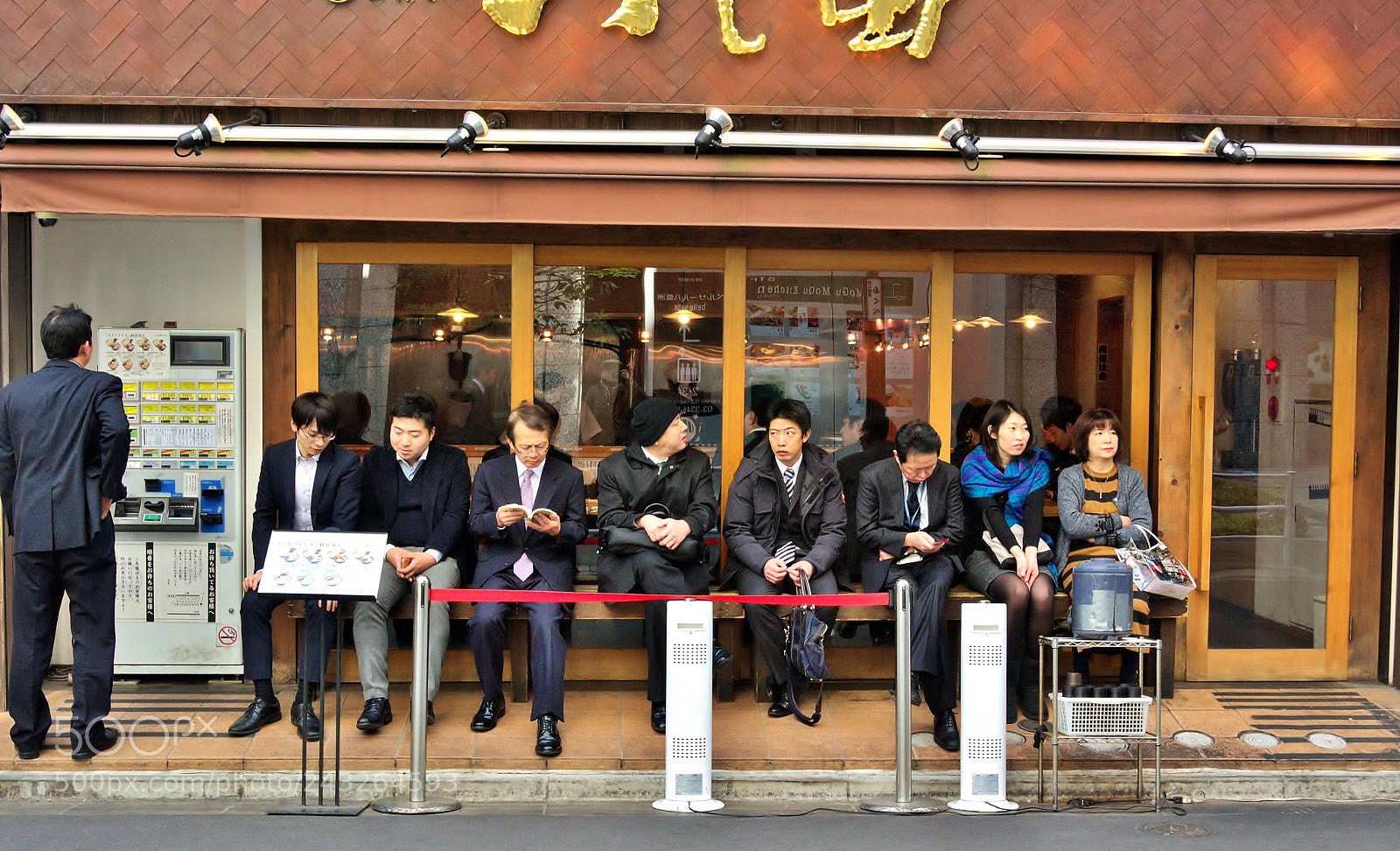 Nikon 1 V1 sample photo. Waiting line photography
