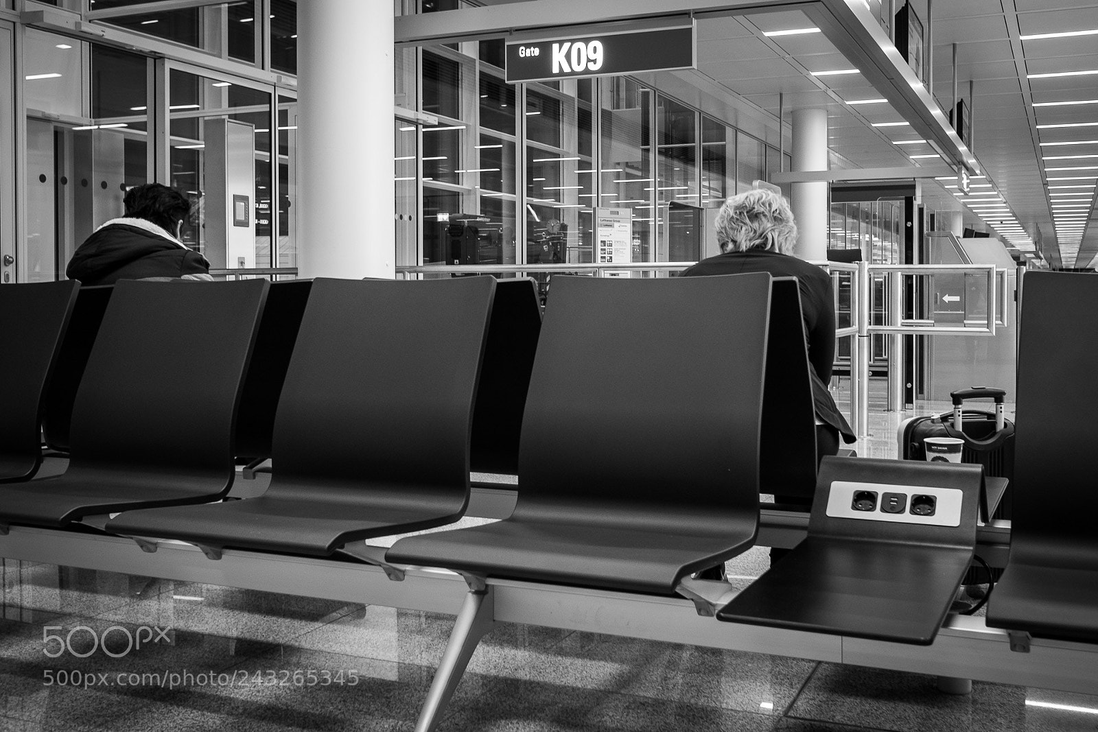 Fujifilm X70 sample photo. Waiting at the gate photography