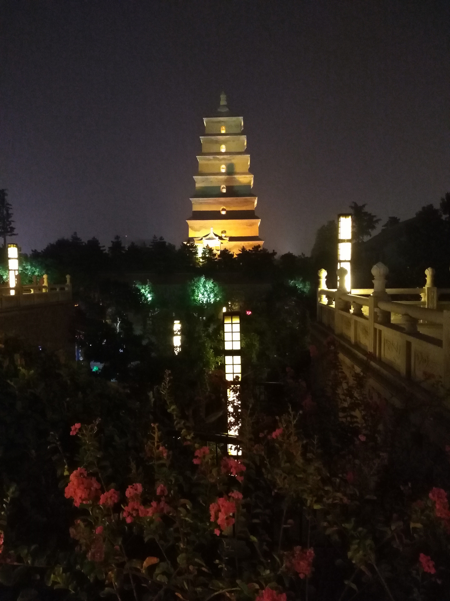 HUAWEI NS:NEu?N7 sample photo. The great wild goose pagoda in the night photography