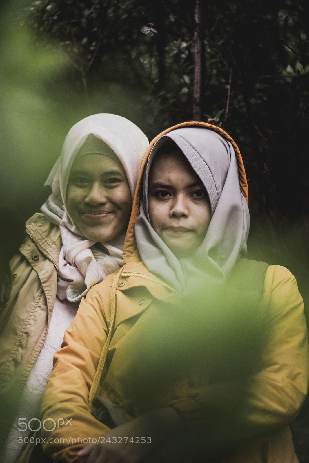 Canon EOS M3 sample photo. Two women with different photography