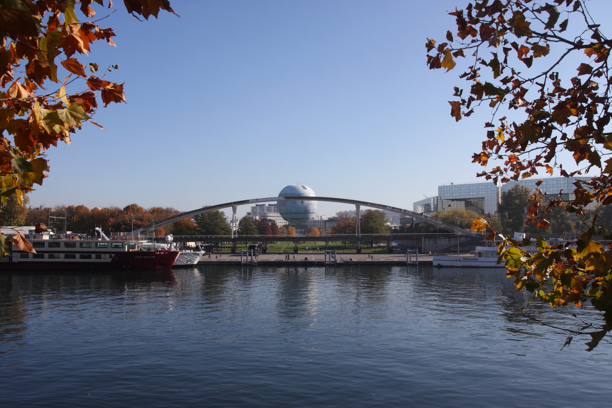 Canon 17-70mm sample photo. Along the seine river photography