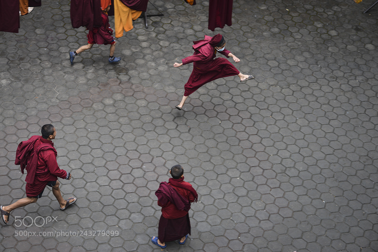 Nikon D800 sample photo. 踢足球的喇嘛 photography
