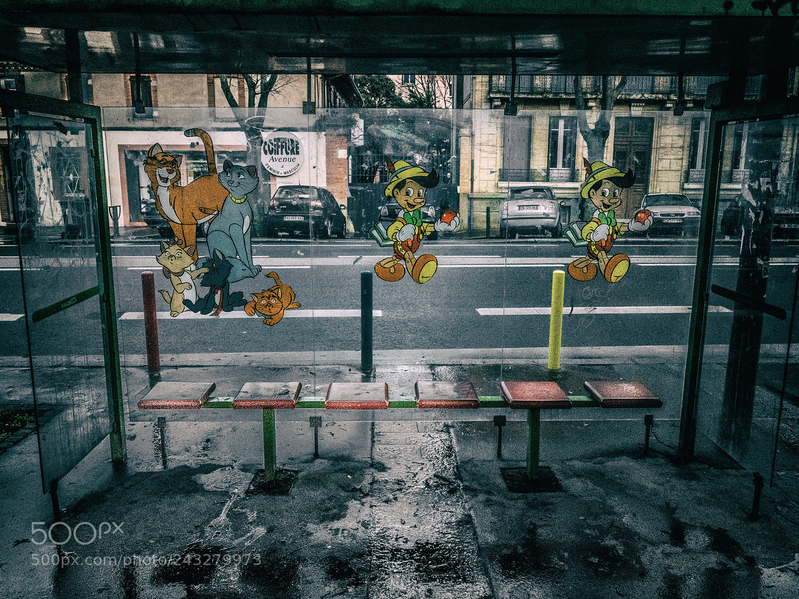 Panasonic Lumix DMC-FZ1000 sample photo. Toony bus stop photography