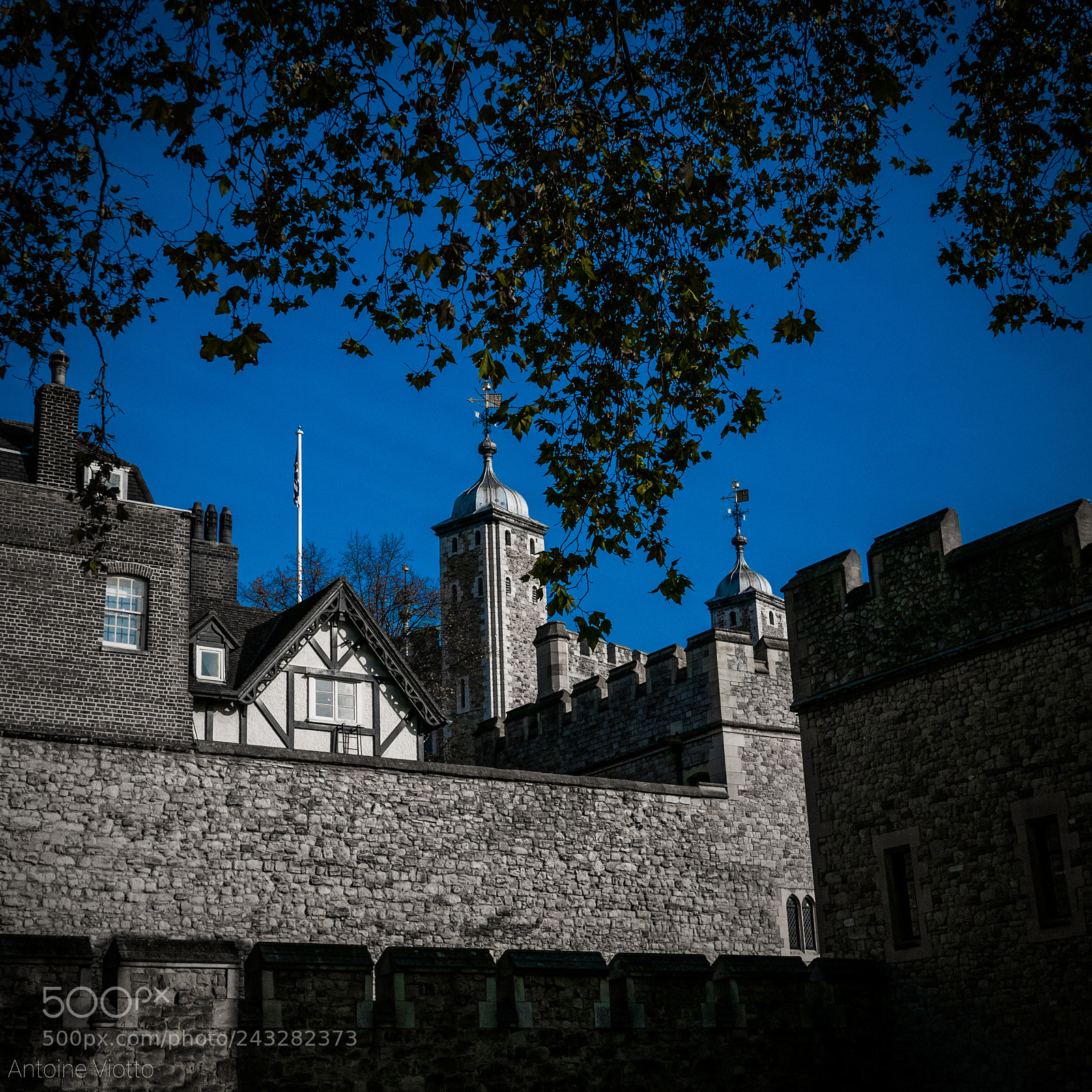 Leica D-Lux (Typ 109) sample photo. Black and whit tower photography