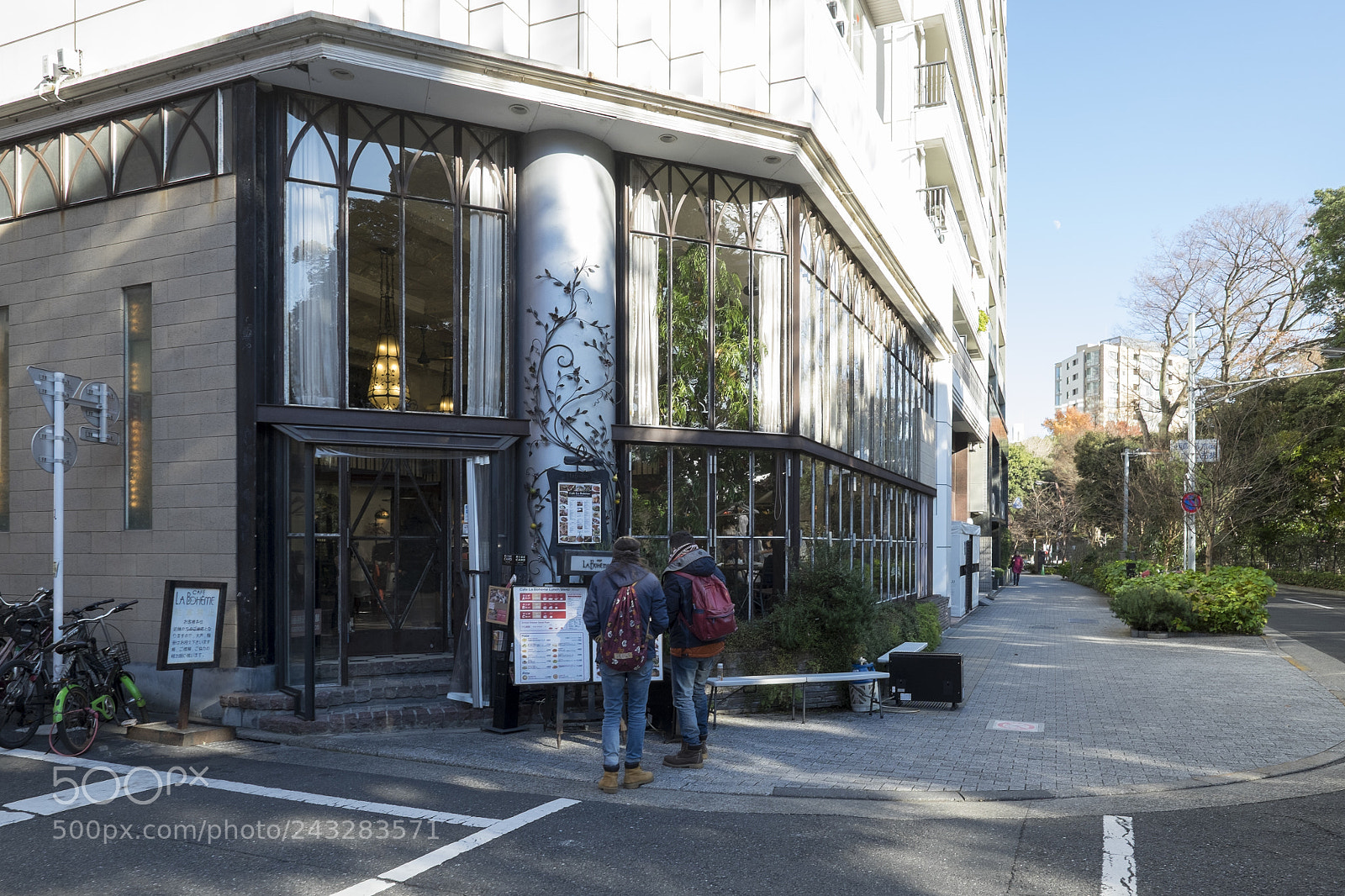 Fujifilm X-T1 sample photo. Tokyo.新宿区新宿　カフェラボエム前 photography