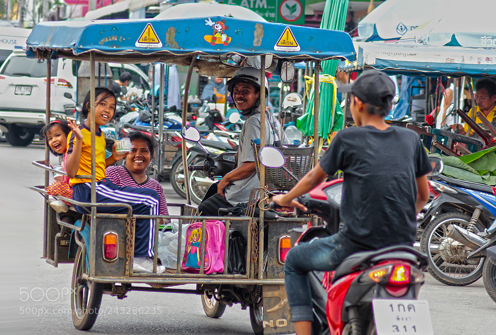 Canon EOS 550D (EOS Rebel T2i / EOS Kiss X4) sample photo. Meanwhile in thailand photography