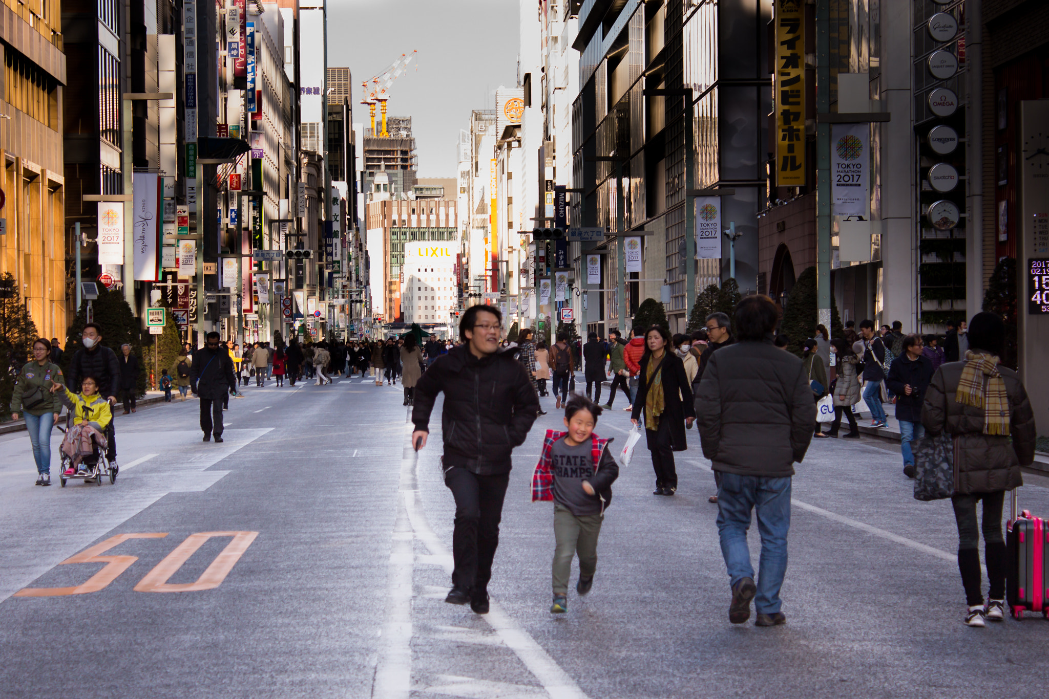 Canon EOS 650D (EOS Rebel T4i / EOS Kiss X6i) sample photo. Father and son playing in ginza photography
