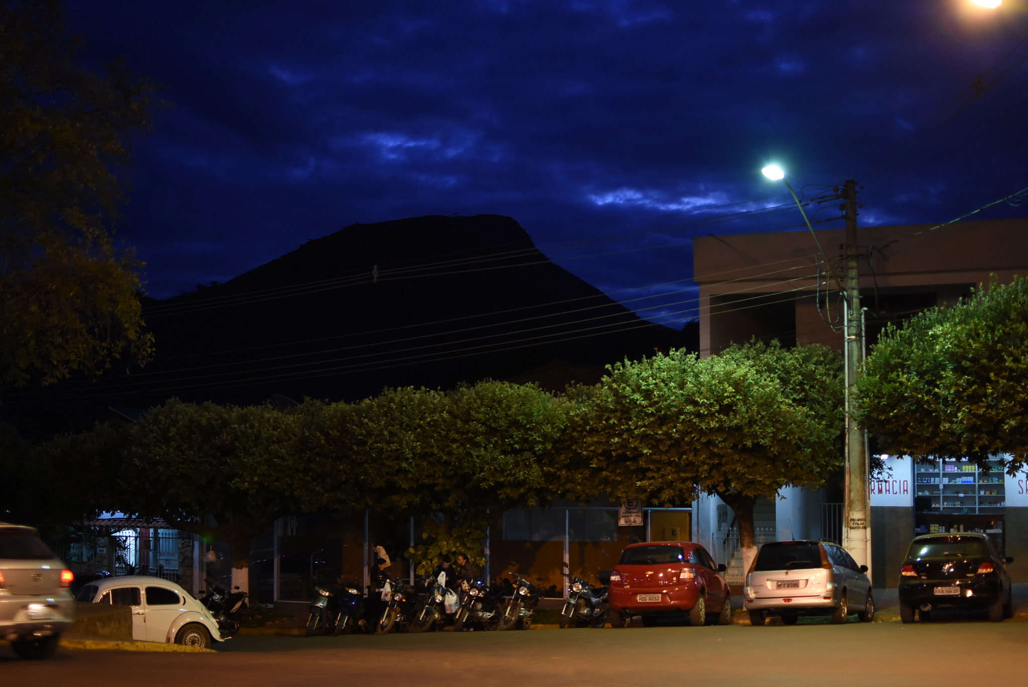 Nikon AF-S DX Nikkor 35mm F1.8G sample photo. 2017-08-23-praça governador valadares photography
