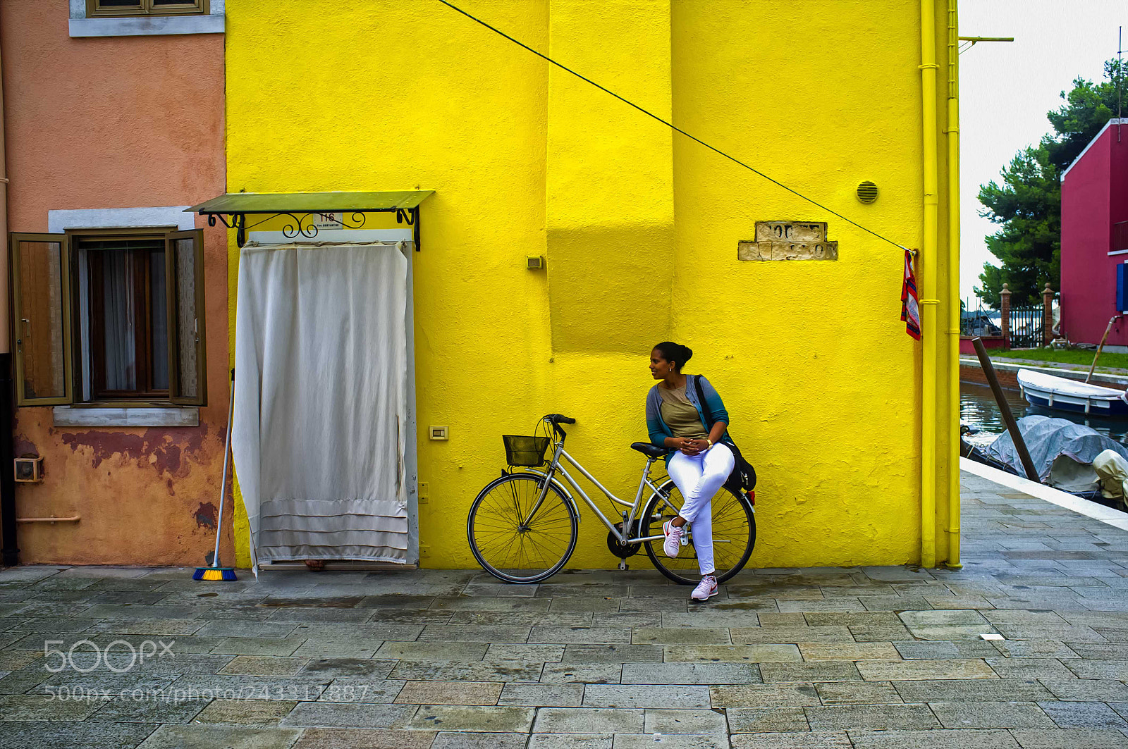 Fujifilm FinePix X100 sample photo. Giallo photography