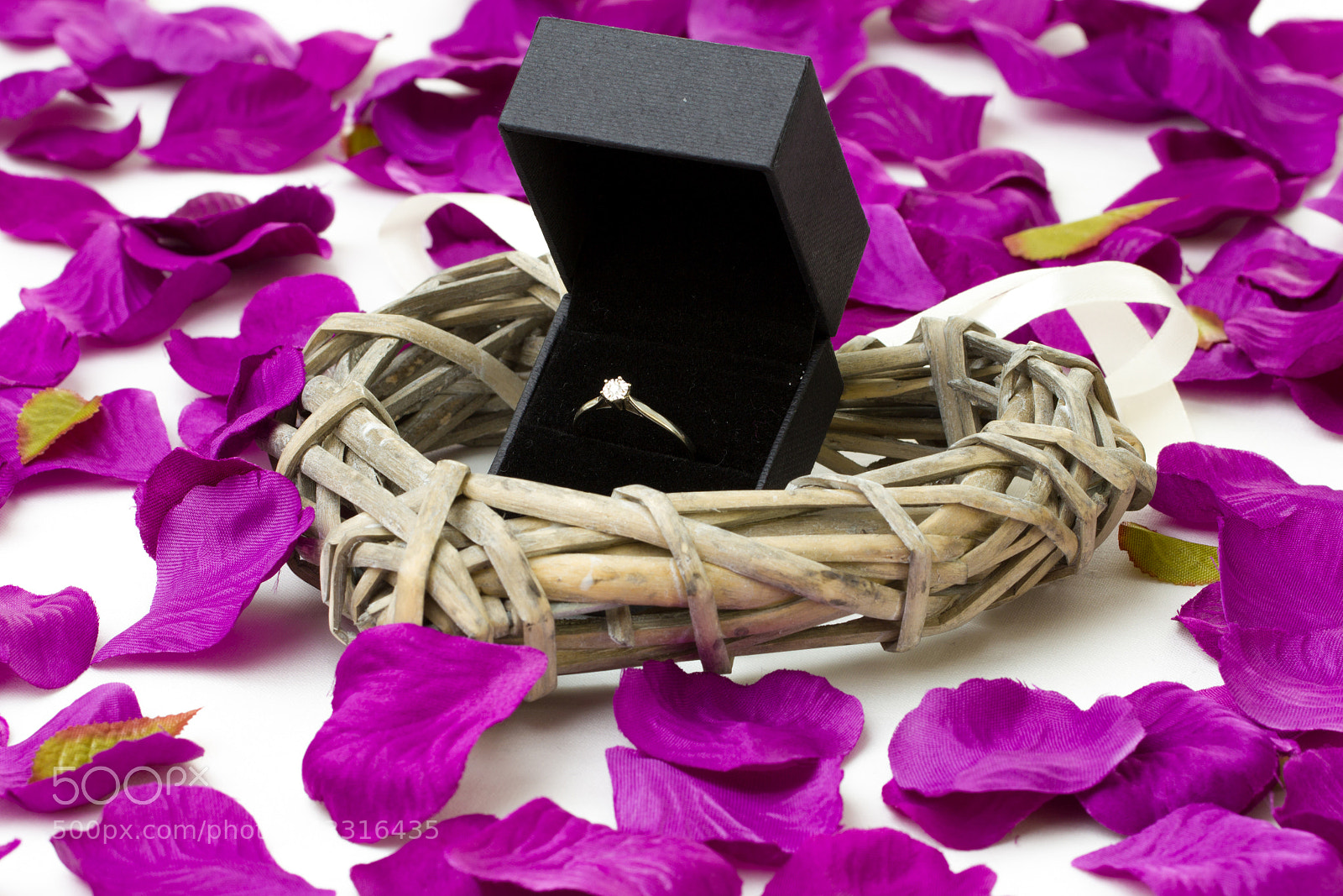 Canon EOS 550D (EOS Rebel T2i / EOS Kiss X4) sample photo. Engagement ring photography