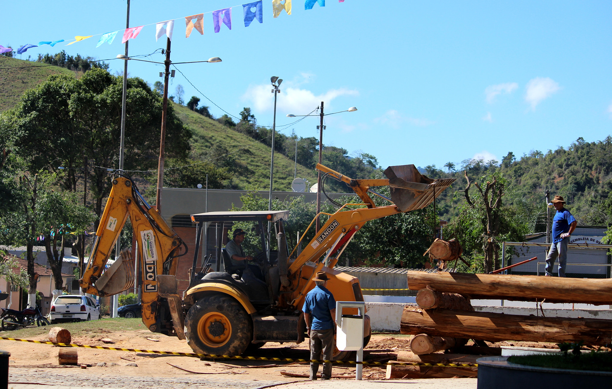 Canon EF-S 55-250mm F4-5.6 IS II sample photo. Construindo uma fogueira photography