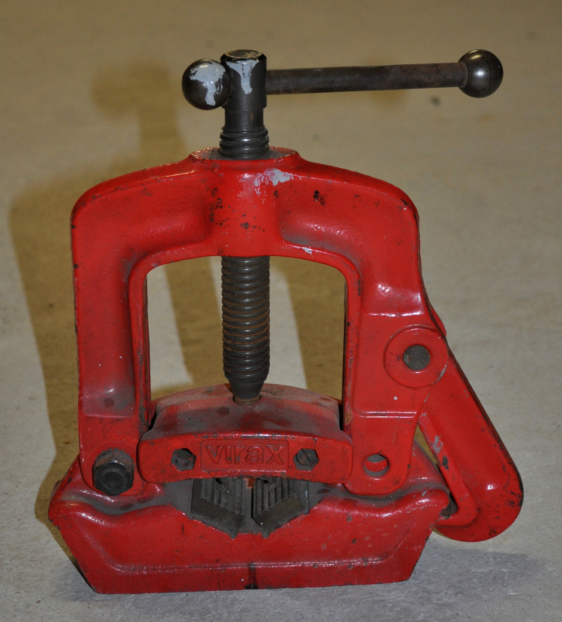 Nikon D90 sample photo. Screw clamp photography