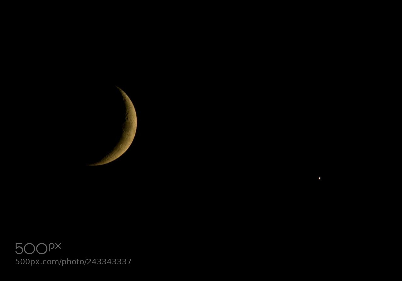 Canon EOS 1000D (EOS Digital Rebel XS / EOS Kiss F) sample photo. Moon venus, so close photography