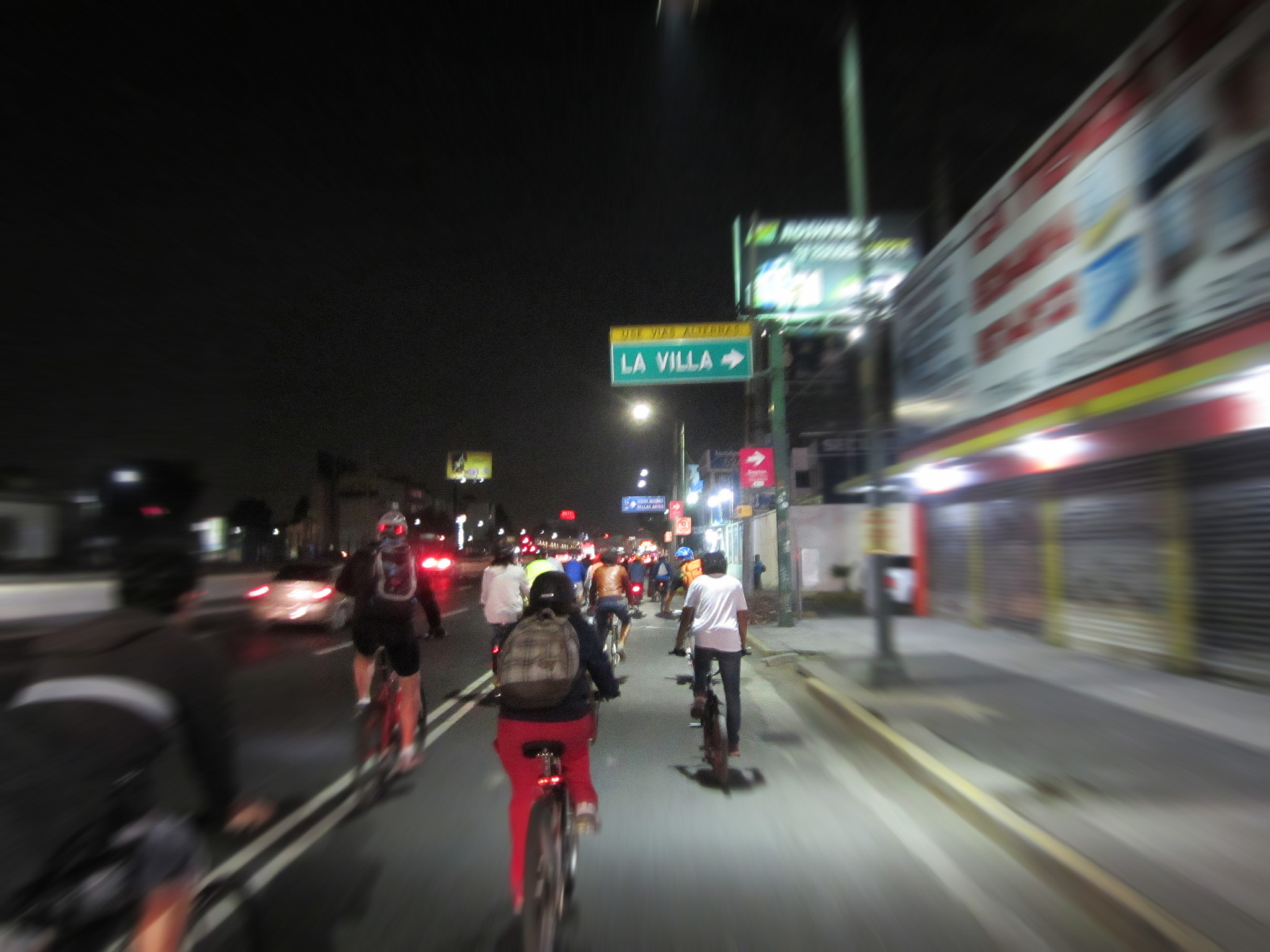 Canon PowerShot ELPH 300 HS (IXUS 220 HS / IXY 410F) sample photo. One night at tlalpan av photography