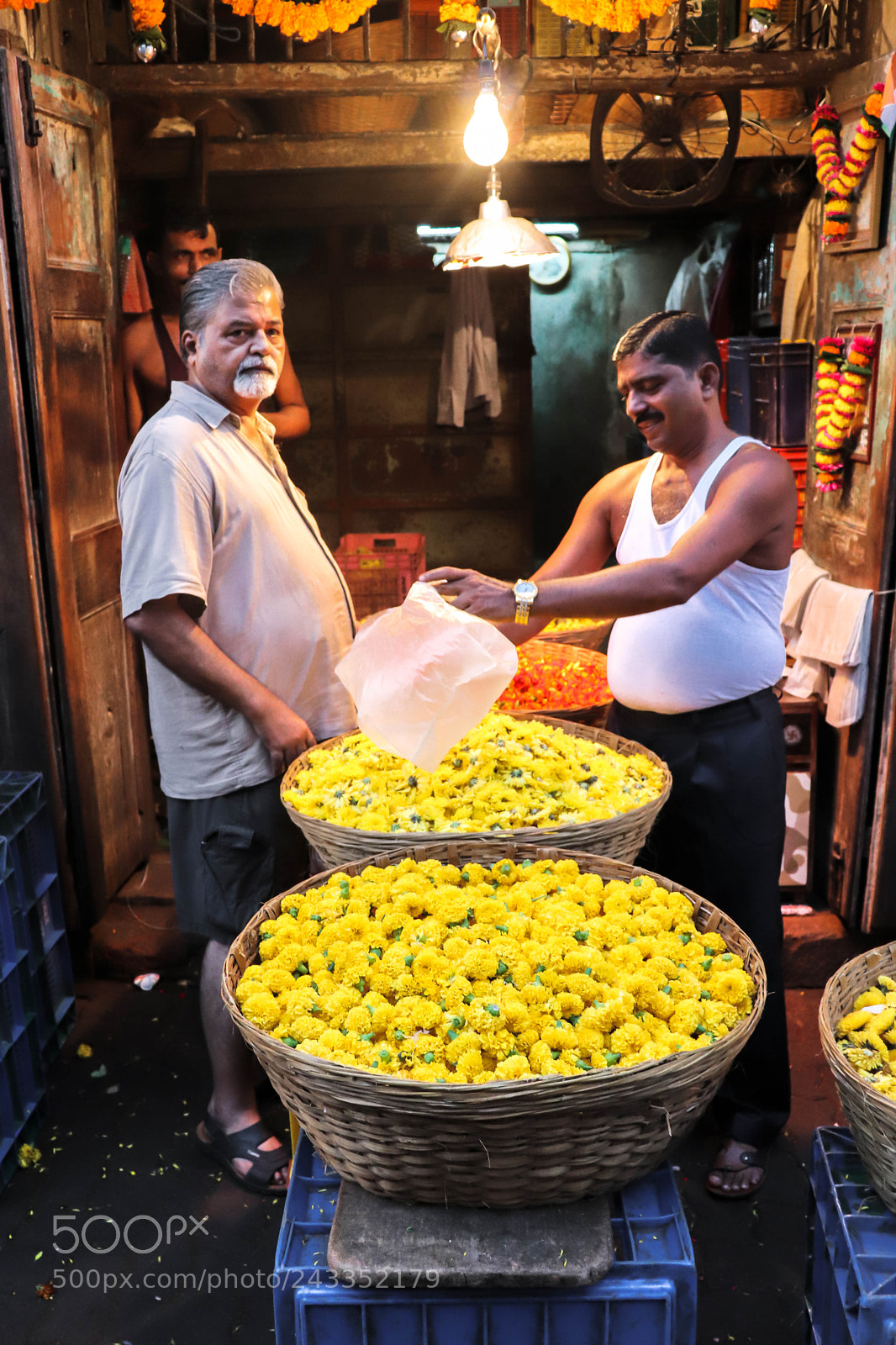 Canon EOS 200D (EOS Rebel SL2 / EOS Kiss X9) sample photo. Dadar flower market, mumbai photography