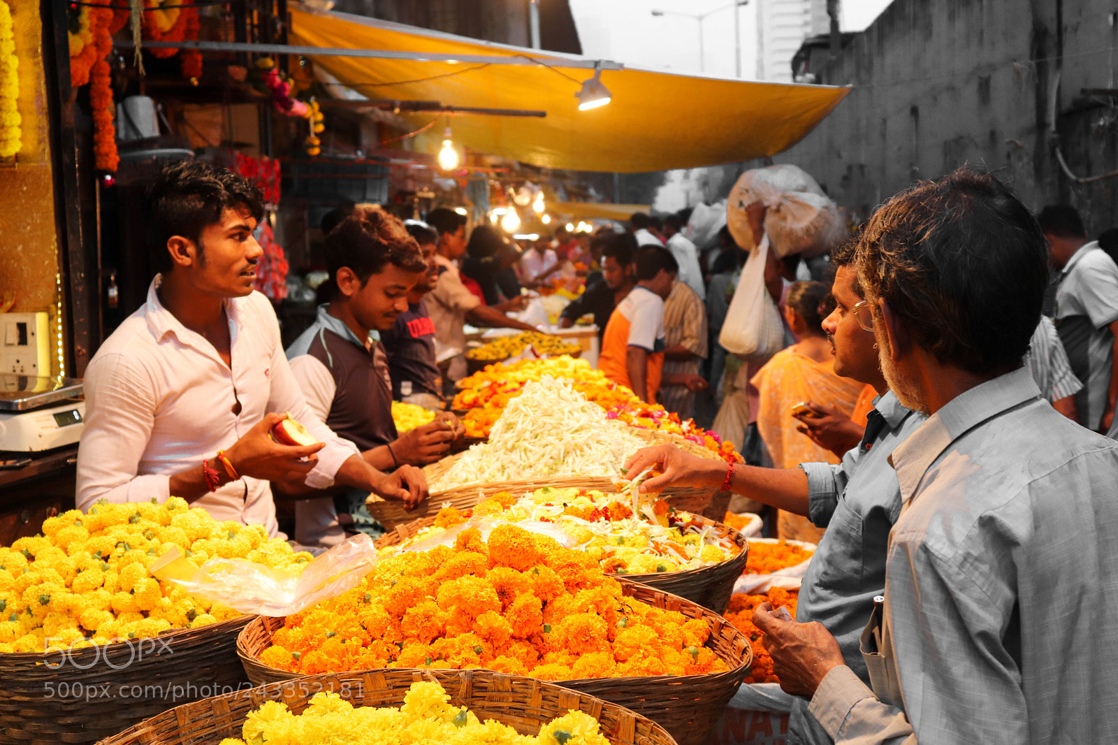 Canon EOS 200D (EOS Rebel SL2 / EOS Kiss X9) sample photo. Dadar flower market, mumbai photography