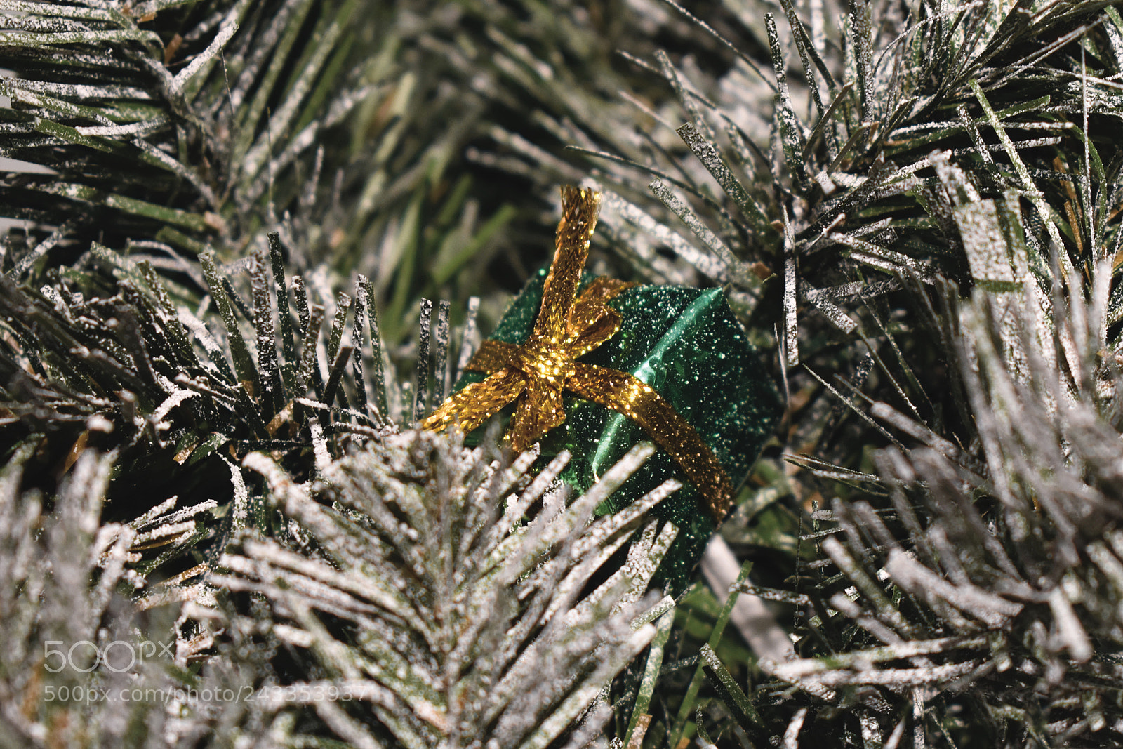 Nikon D3400 sample photo. Christmas wreath w present photography