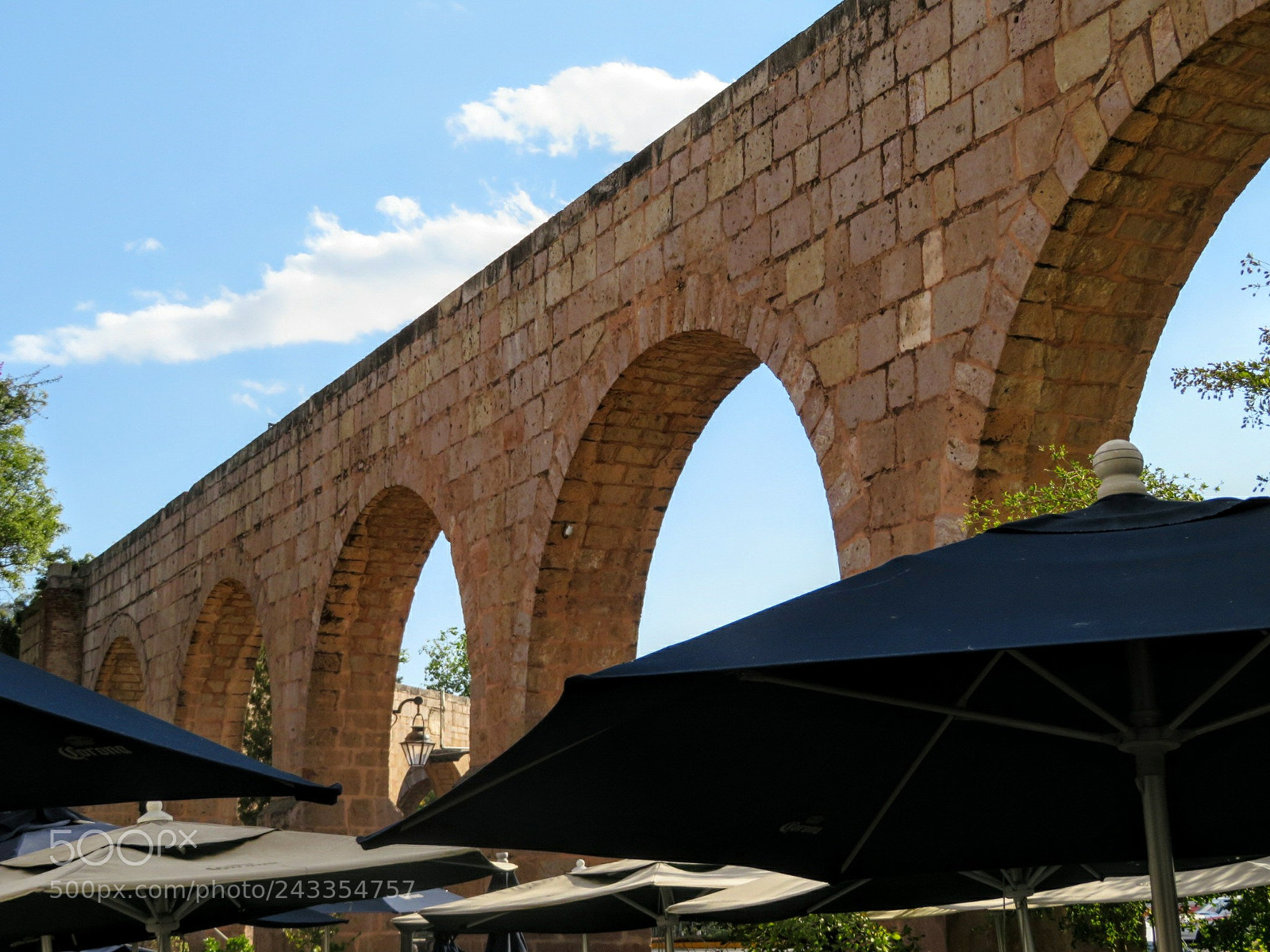 Canon PowerShot SX720 HS sample photo. Comiendo bajo el acueducto photography