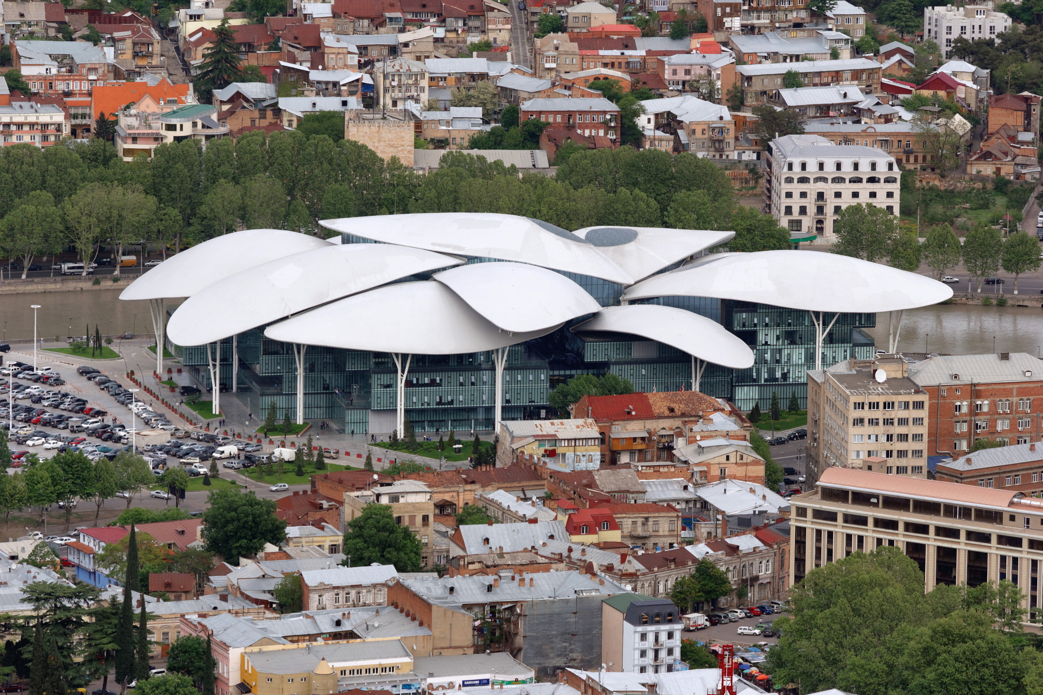 Sigma 50-200mm F4-5.6 DC OS HSM sample photo. Tbilisi. public service hall building photography