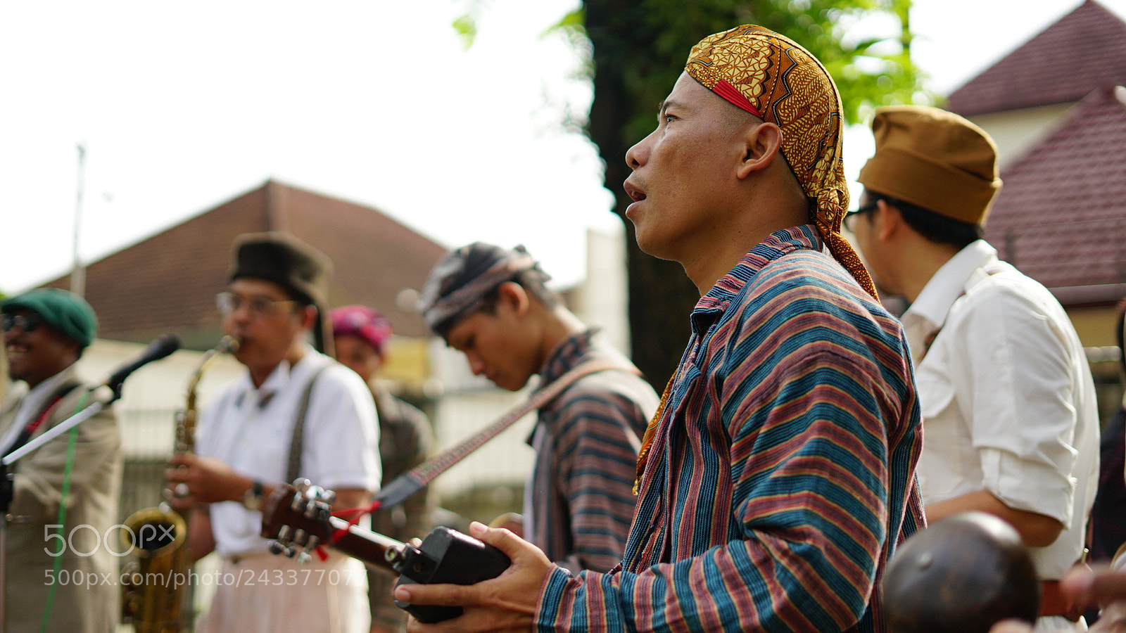 Sony a7 II sample photo. Street musician photography