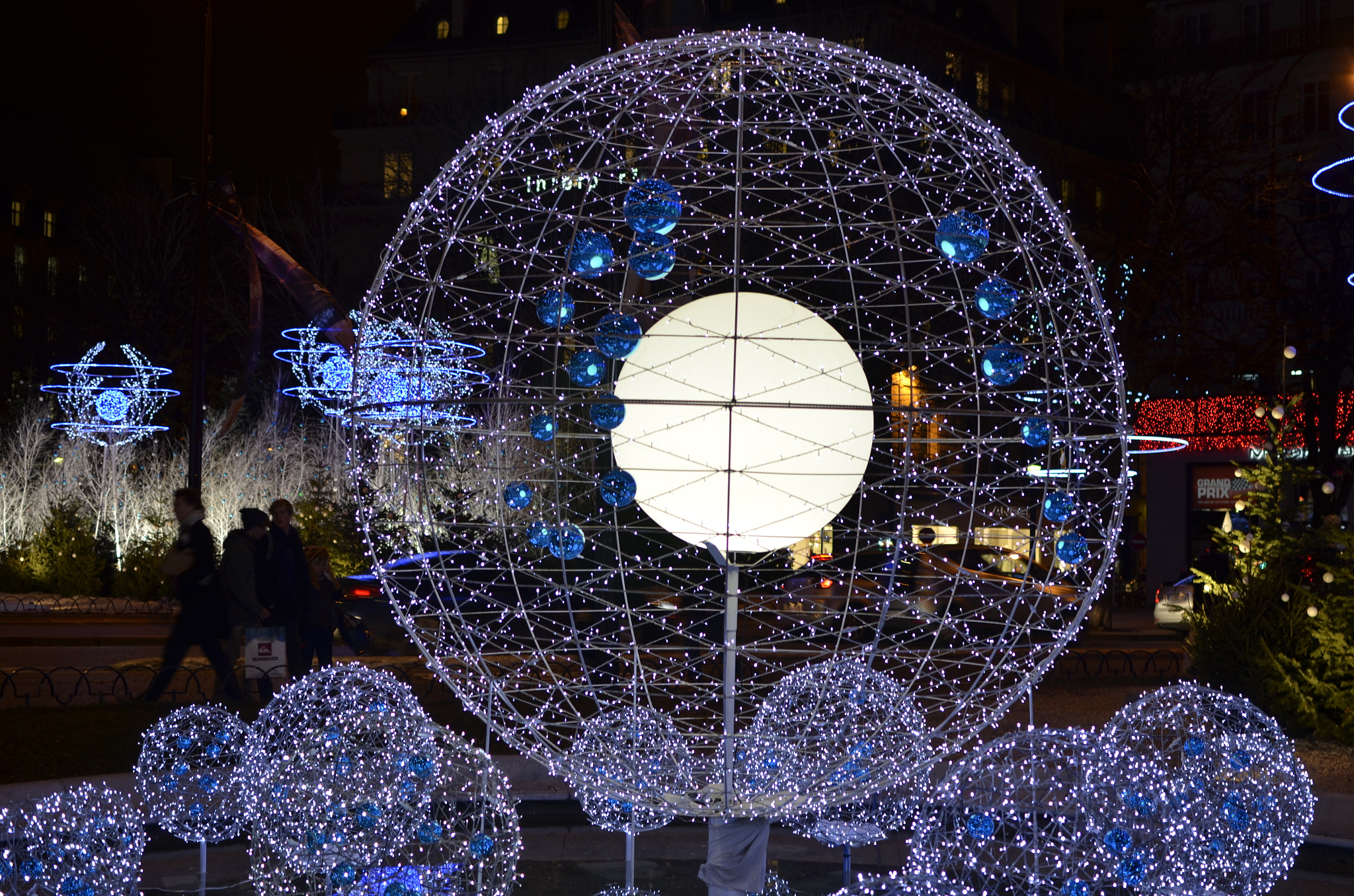 Nikon D7000 + Nikon AF-S DX Nikkor 35mm F1.8G sample photo. Paris champs elysees  by night photography