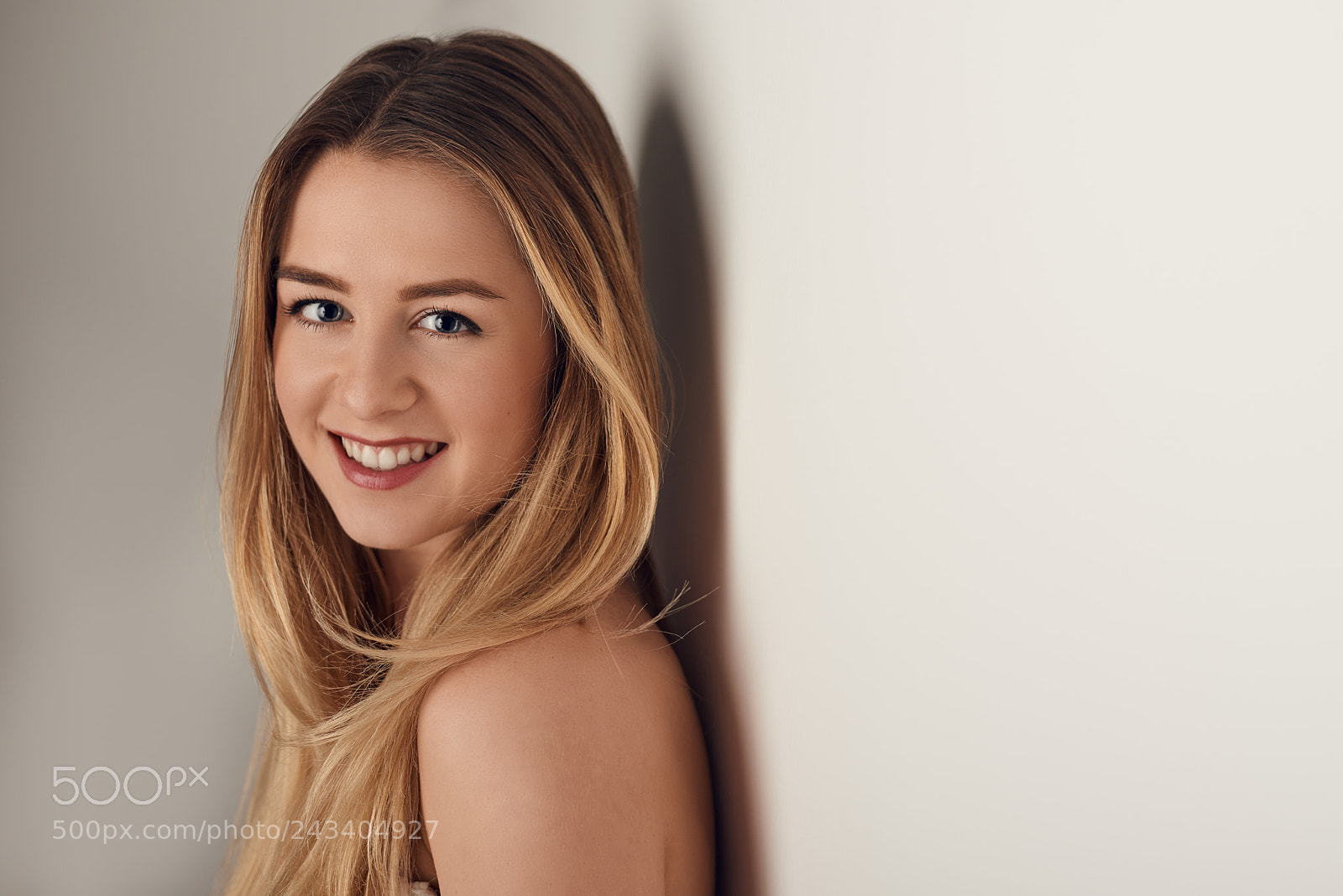 Nikon D800 sample photo. Young woman looking over photography